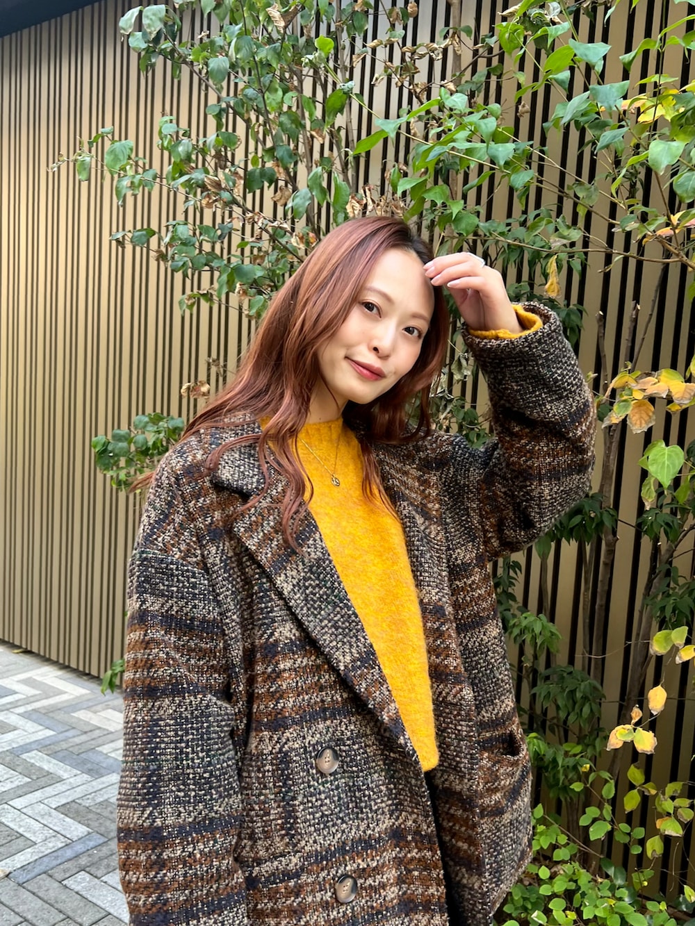 「新星WEARISTAにエントリー、今日のコスメと服、クリスマスに着たい服、マイベストコーデ2023、お出かけコーデ、コート、プチプラ、きれいめカジュアル、ロングスカート、ブーツ、冬コーデ、冬を彩る色いろコーデ」|「moment+のクルーネックMIX起毛ニットプルオーバー(ニット/セーター、イエロー系)」を使った、maiさん(レディース・162cm)の冬コーディネートの2枚目の写真