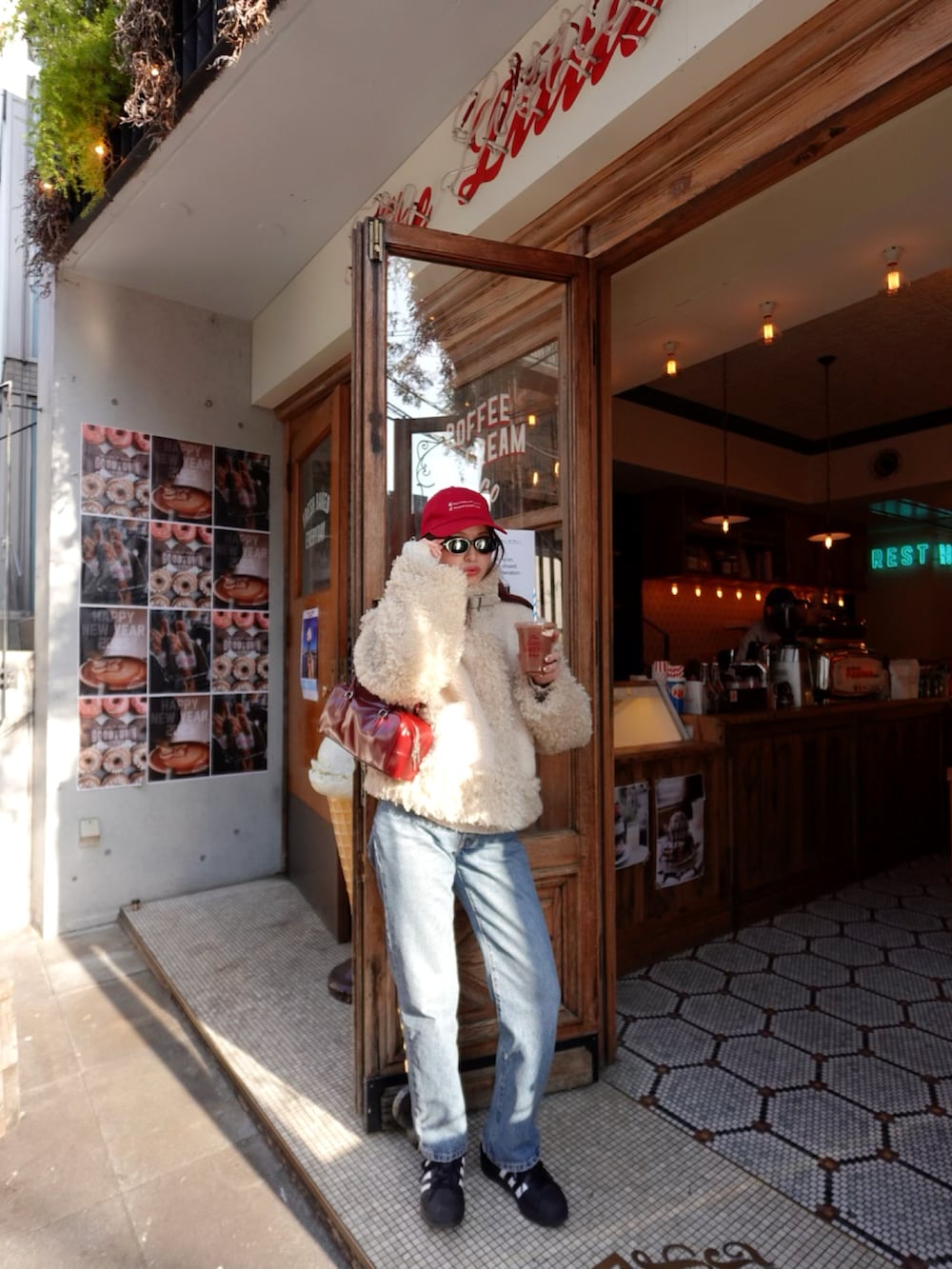 「今日のコーデ、メガネ女子、モノトーン、デニム、adidas、スーパースター、キャップ、休日スタイル、スニーカー」｜「Ungridのボアコンビムートンブルゾン（ムートンコート、ホワイト系）」を使った、maiさん（レディース・162cm）の春コーディネートの3枚目の写真