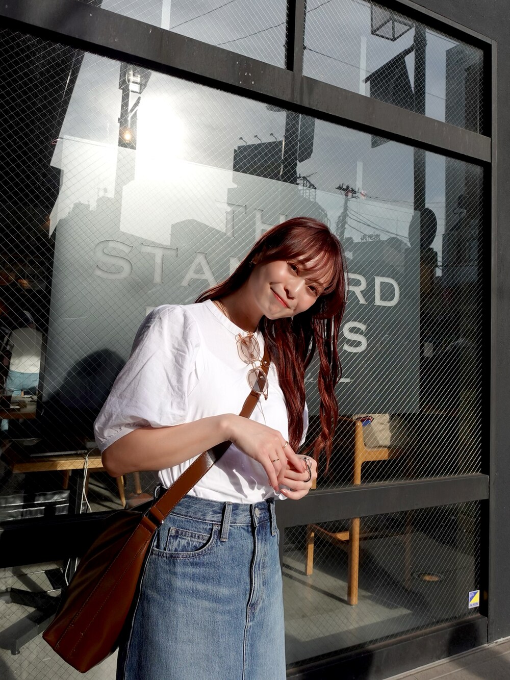 「淡色コーデ、プチプラ、デニム、きれいめカジュアル、春夏コーデ、ローファー、モノトーン、お出かけコーデ、デートコーデ、ブラウス、韓国ファッション、休日スタイル、デニムスカート、Ungrid、UNIQLO」｜「STANDOILのアイテム（バッグ、ブラウン系）」を使った、maiさん（レディース・162cm）の春コーディネートの2枚目の写真