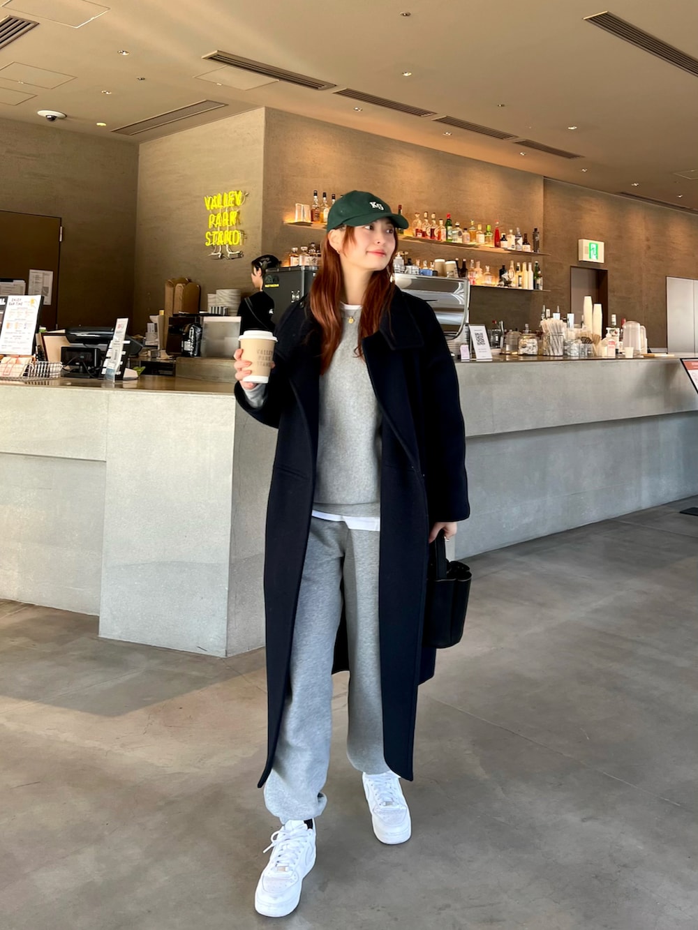 「春服みてみて、セットアップ、レイヤードスタイル、お出かけコーデ、シンプルコーデ、スニーカー、春アウター、大人カジュアル、春色、メガネ女子、休日スタイル、スポーツミックス、キャップ」｜「NIKEのナイキ エア フォース 1 '07 ウィメンズシューズ / Nike Air Force 1 '07 Women's Shoes DD8959-100 White（スニーカー、ホワイト系）」を使った、maiさん（レディース・162cm）の春コーディネートの2枚目の写真