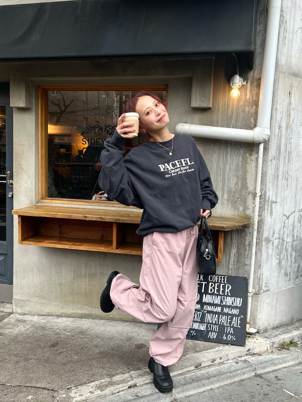 「お出かけコーデ、パラシュートパンツ、デートコーデ、プチプラ、シンプルコーデ、ブーツ、スウェット、サイドゴアブーツ、今日のコスメと服、ピンクコーデ」｜「Ungridの【WEB限定】刺繍ロゴルーズスウェット（スウェット、グレー系）」を使った、maiさん（レディース・162cm）の冬コーディネートの5枚目の写真