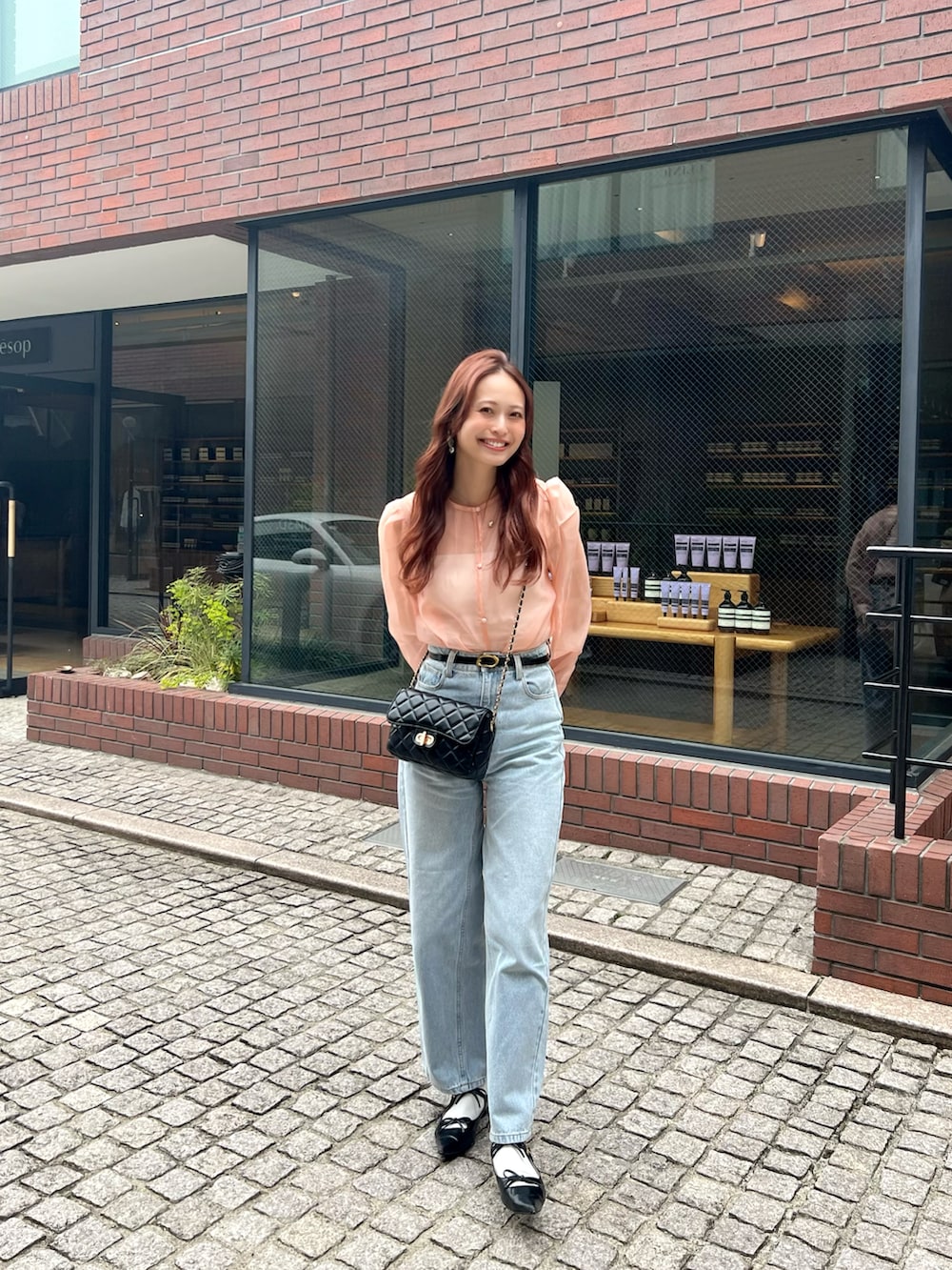 「春めき満開コーデ、春コーデ、大人カジュアル、淡色コーデ、春色、デニムシャツ、韓国ファッション、休日スタイル、デートコーデ、お出かけコーデ、シアートップス、ショルダーバッグ、デニム、チェーンバッグ」｜「KOBE LETTUCEの[ yuri.さんコラボ ] 前後2wayシアーブラウストップス（シャツ/ブラウス、ピンク系）」を使った、maiさん（骨格ウェーブ・レディース・162cm）の春コーディネートの2枚目の写真