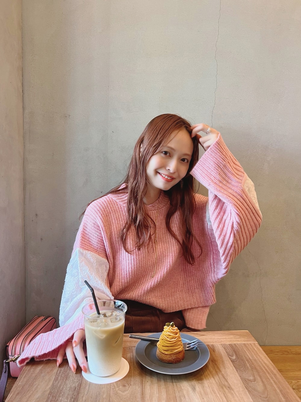 「秋服まるっと大公開、淡色コーデ、秋コーデ、ブーツ、ロングブーツ、ショルダーバッグ、お出かけコーデ、シンプルコーデ、ブラウン、休日スタイル、秋服コーデ、今日のコスメと服」｜「muelchicのアイテム（ニット/セーター、ピンク系）」を使った、maiさん（レディース・162cm）の秋コーディネートの2枚目の写真