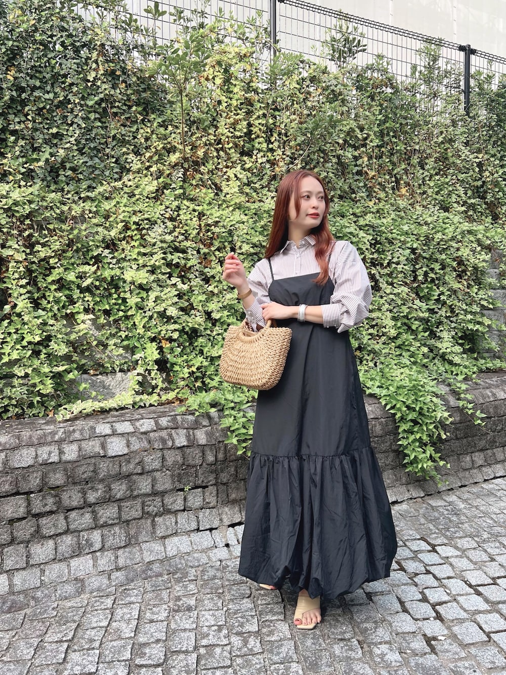 「シャツスタイル、レイヤードスタイル、シンプルコーデ、淡色コーデ、今日のコスメと服、休日スタイル、ロングスカート、キャミワンピ、オフィスカジュアル、かごバッグ、トングサンダル、バルーンスカート、お出かけコーデ日記、このスタイルがお気に入り、アツいコーデ全部見せ」｜「ORiental TRaffic by yuriの【新色登場】【ZOZOTOWN限定】変形ヒールトングサンダル/21290（サンダル、イエロー系）」を使った、maiさん（レディース・162cm）の春コーディネートの3枚目の写真