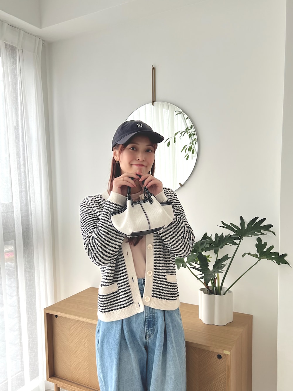 「モノトーン、お出かけコーデ、デートコーデ、ボーダー、プチプラ、デニム、きれいめカジュアル、春夏コーデ、キャップ、キャップ女子」｜「UNIQLOのアイテム（Tシャツ/カットソー、ピンク系）」を使った、maiさん（レディース・162cm）の春コーディネートの2枚目の写真