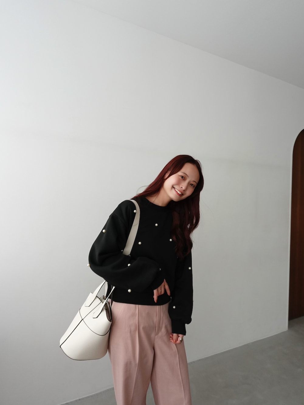 「春のおしゃ見えテクニック、カラーパンツ、春コーデ、シンプルコーデ、春服みてみて、デートコーデ、ローファー、プチプラ、パステルカラー、お出かけコーデ、ピンク、カジュアルコーデ、春のNewスタイル、ピンクコーデ」｜「ORiental TRaffic by yuriの【ZOZOTOWN限定】■23秋冬新作■晴雨兼用スムースローファー/31391（ローファー、ブラック系）」を使った、maiさん（レディース・162cm）の春コーディネートの2枚目の写真