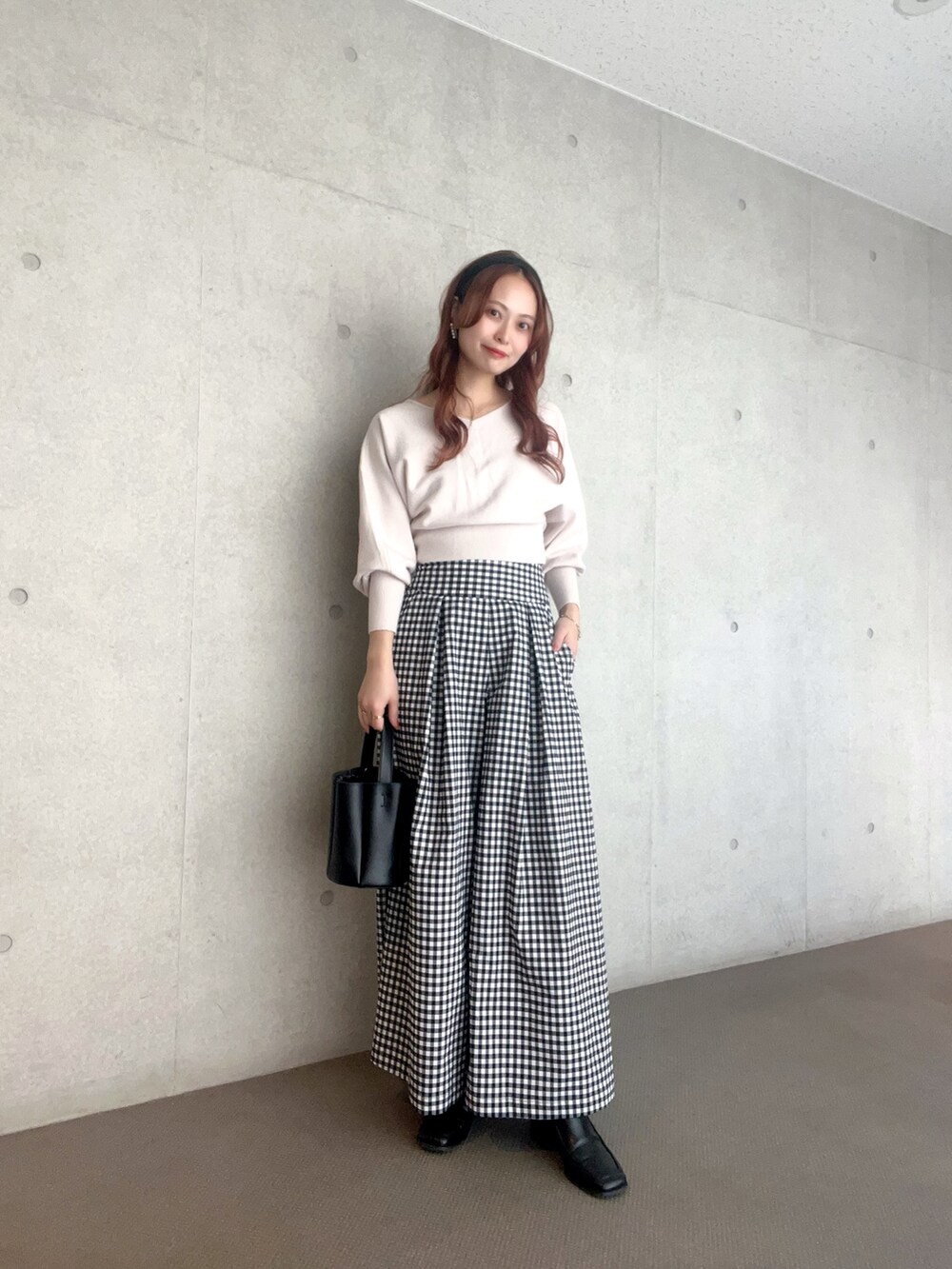「春のNewスタイル、お出かけコーデ、シンプルコーデ、大人カジュアル、春色、休日スタイル、淡色コーデ」｜「Lil Ambitionの【セット着用可】バギーパンツ（その他パンツ、ブルー系）」を使った、maiさん（レディース・162cm）の春コーディネートの3枚目の写真