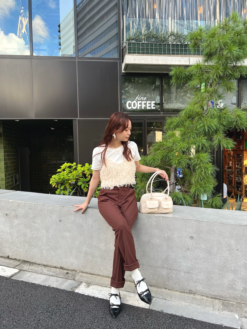 「秋っぽコーデ更新中、休日スタイル、秋コーデ、レイヤードスタイル、Tシャツ、骨格ウェーブ、イエベ秋、きれいめカジュアル、カジュアル、靴下チラ見せ」｜「EVOLの【EVOL】ダブルリボンパンプス IW5362（パンプス、ブラック系）」を使った、maiさん（レディース・162cm）の秋コーディネートの3枚目の写真