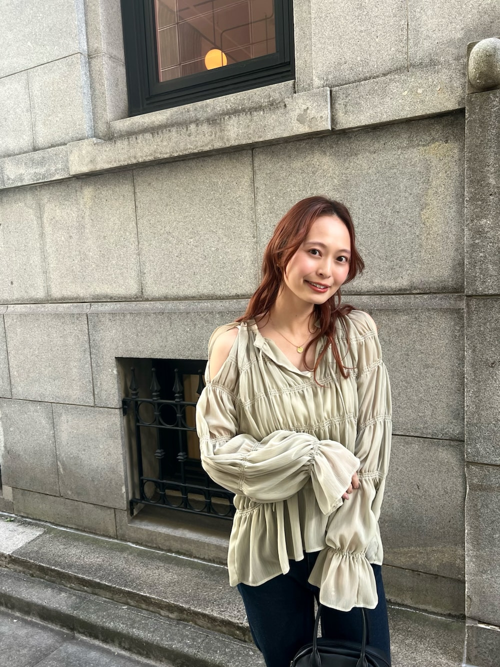 「今日のコスメと服、レイヤードスタイル、淡色コーデ、春色、休日スタイル、デニム、デートコーデ、春コーデ、プチプラ、春のおしゃ見えテクニック、カジュアルコーデ」｜「BONLECILLのカラーステッチロールアップハイウエストデニムパンツ（デニムパンツ、ブルー系）」を使った、maiさん（レディース・162cm）の冬コーディネートの2枚目の写真