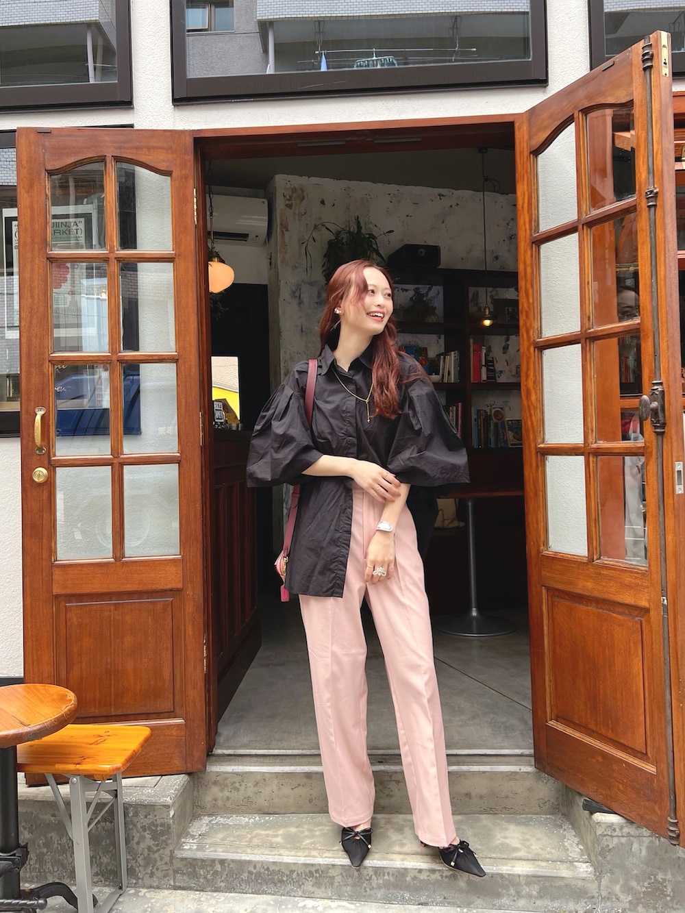 「このスタイルがお気に入り、今日のコスメと服、ミニバッグ、お出かけコーデ、きれいめカジュアル、夏コーデ、休日スタイル、モノトーン、ブラックコーデ、ピンクコーデ、ブラウス」|「CITENの<CITEN>ボリュームスリーブ シャツ(シャツ/ブラウス、ブラック系)」を使った、maiさん(レディース・162cm)の夏コーディネートの3枚目の写真
