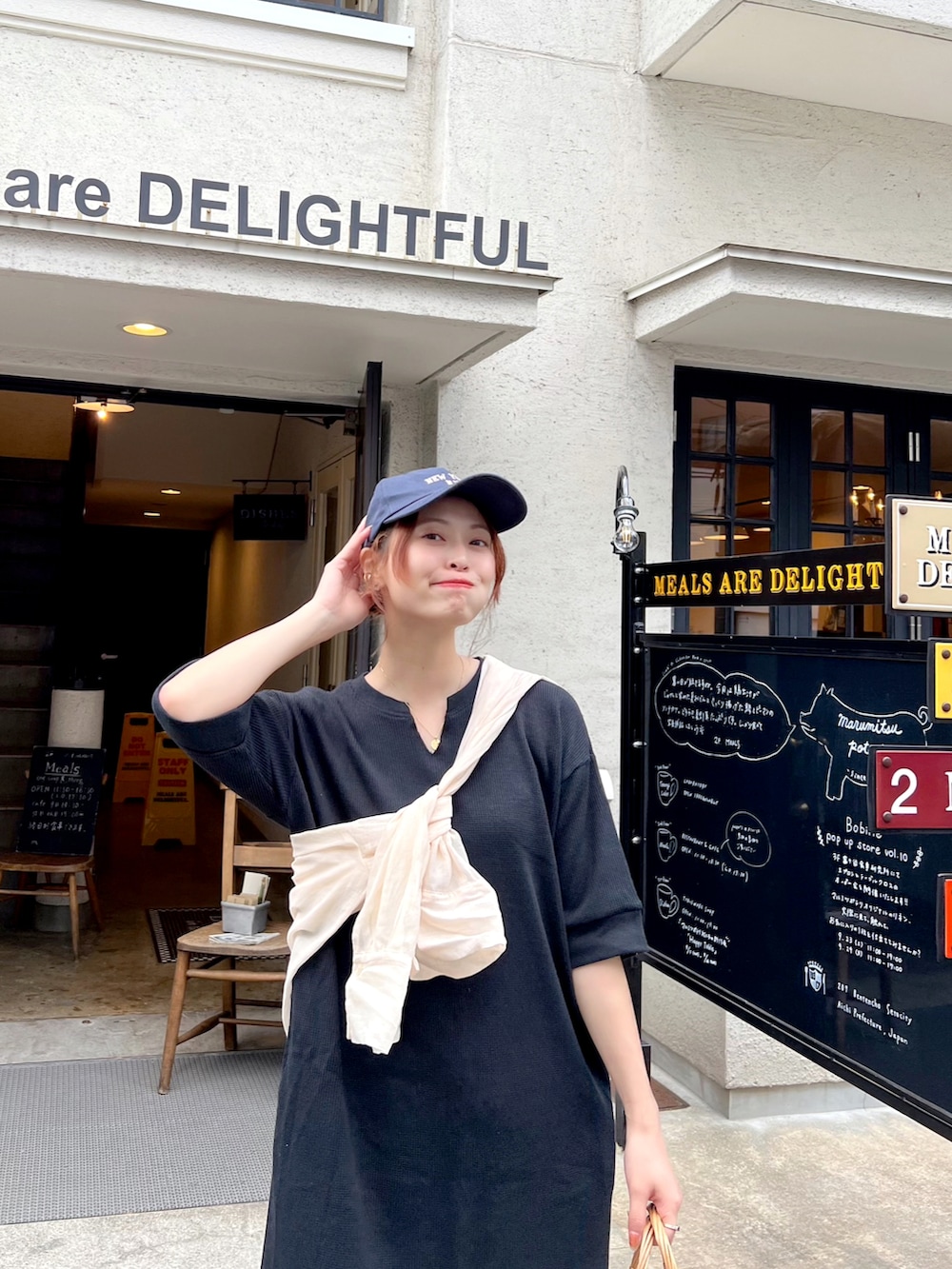 「秋服まるっと大公開、ベージュ、お出かけコーデ、ワンピース、シンプルコーデ、休日スタイル、スニーカー、きれいめカジュアル」|「apres jour mignonの【apresjour mignon×ARIAZ】ロゴキャップ(キャップ、ブルー系)」を使った、maiさん(レディース・162cm)の秋コーディネートの2枚目の写真