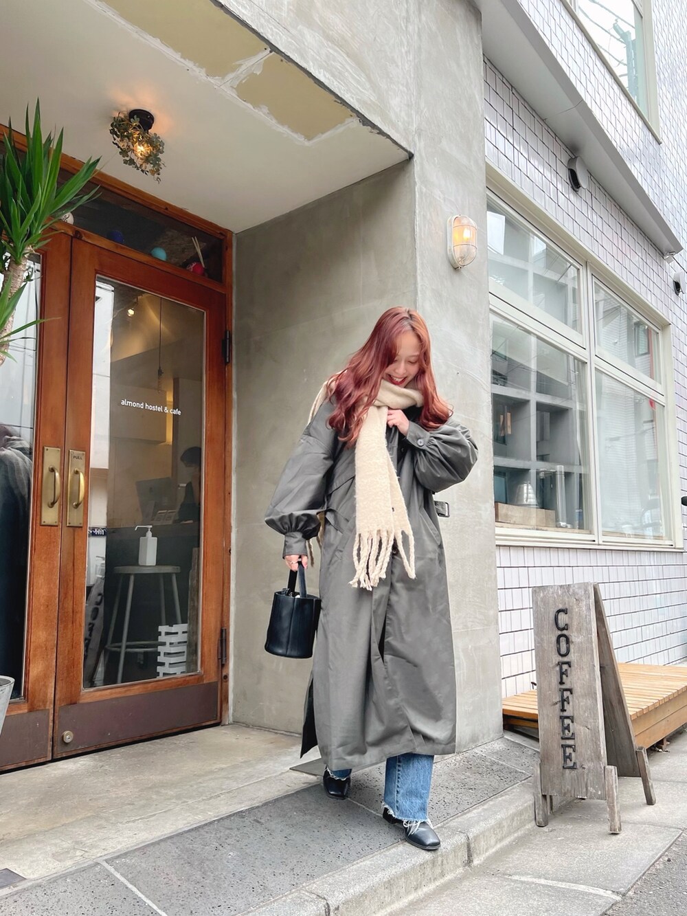 「ほめられ本命コーデ、きれいめカジュアル、ロングコート、ブーツ、春色、デニム、韓国ファッション、ジャケット、レイヤードスタイル、シンプルコーデ、ECRIRE、マフラー、トレンチコート、スクエアトゥ、春服デビュー宣言」｜「clearのアイテム（マフラー、ベージュ系）」を使った、maiさん（レディース・162cm）の冬コーディネートの3枚目の写真