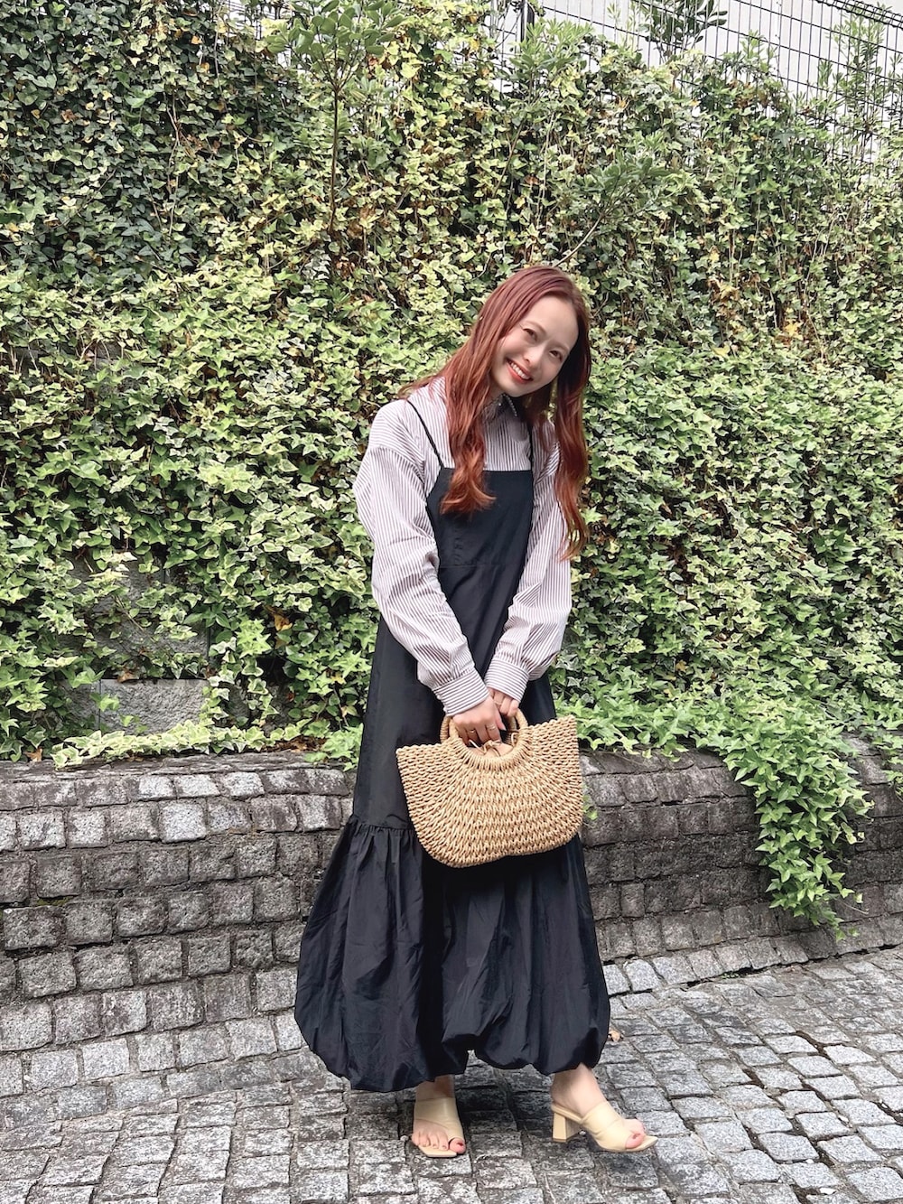 「シャツスタイル、レイヤードスタイル、シンプルコーデ、淡色コーデ、今日のコスメと服、休日スタイル、ロングスカート、キャミワンピ、オフィスカジュアル、かごバッグ、トングサンダル、バルーンスカート、お出かけコーデ日記、このスタイルがお気に入り、アツいコーデ全部見せ」｜「ORiental TRaffic by yuriの【新色登場】【ZOZOTOWN限定】変形ヒールトングサンダル/21290（サンダル、イエロー系）」を使った、maiさん（レディース・162cm）の春コーディネートの4枚目の写真