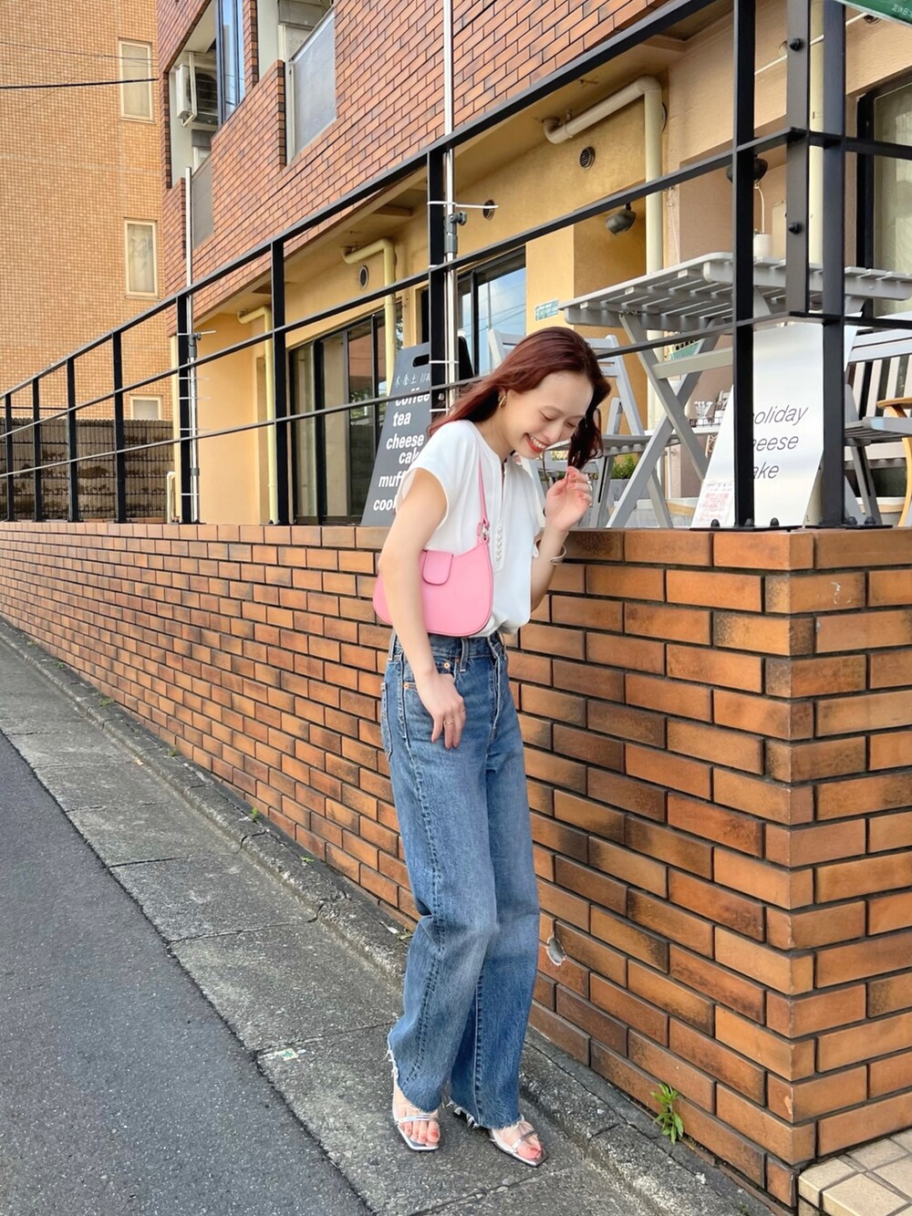 「夏のコスメと服、初夏コーデ、休日スタイル、韓国ファッション、デニム、シンプルコーデ、ミニバッグ、淡色コーデ、お出かけコーデ、きれいめカジュアル、このスタイルがお気に入り、雨の日コーデ、今日のコスメと服、アツいコーデ全部見せ」|「Emma Taylorの【接触冷感】イージーケアパール釦キーネックブラウス(シャツ/ブラウス、ホワイト系)」を使った、maiさん(レディース・162cm)の夏コーディネートの3枚目の写真