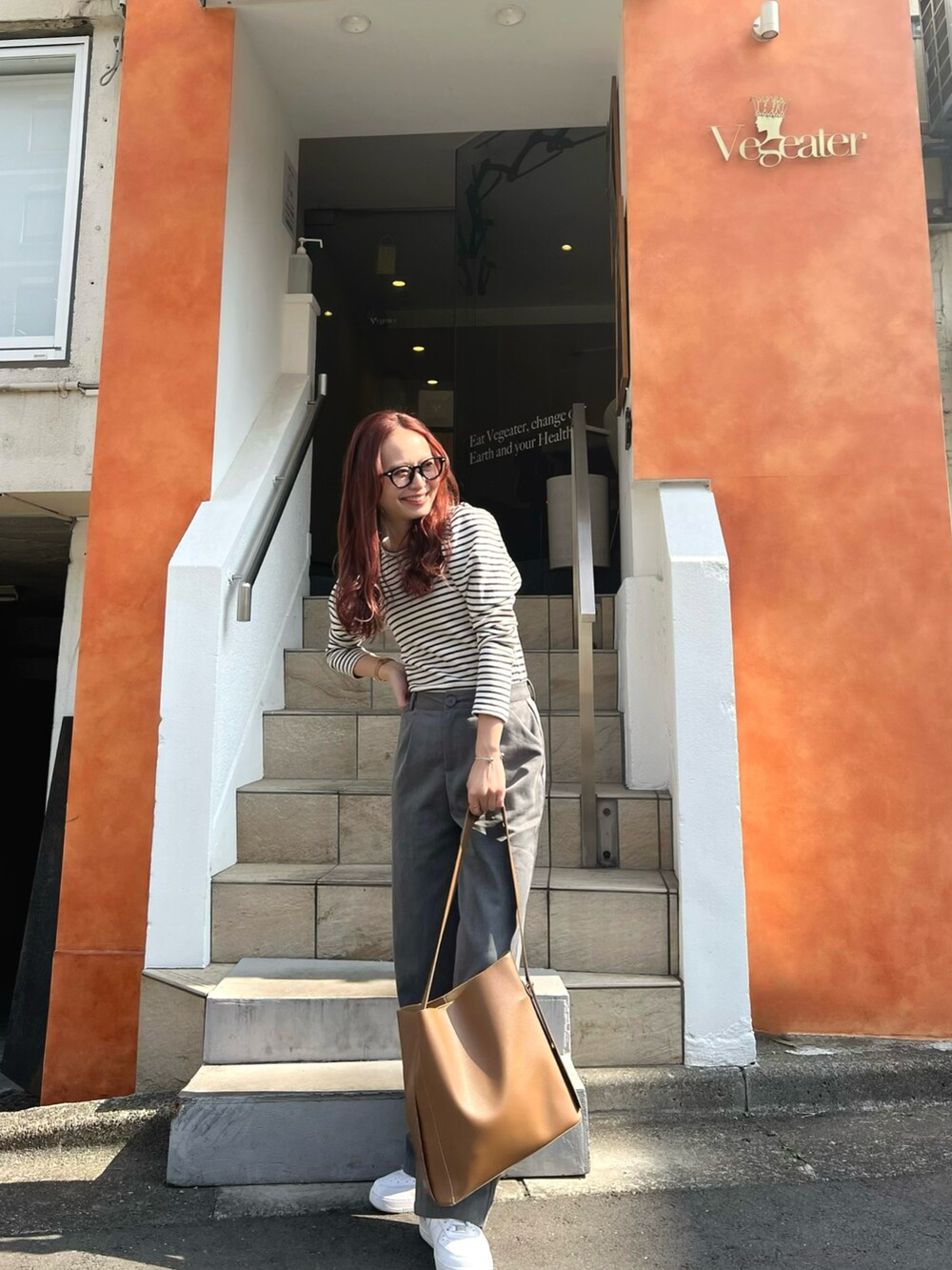 「シンプルコーデ、ボーダー、淡色コーデ、きれいめカジュアル、スクエアバッグ、スラックス、休日スタイル、メガネ女子、白スニーカー、このスタイルがお気に入り、秋服まるっと大公開」｜「SHEINのアイテム（バッグ、ブラウン系）」を使った、maiさん（レディース・162cm）の春コーディネートの2枚目の写真