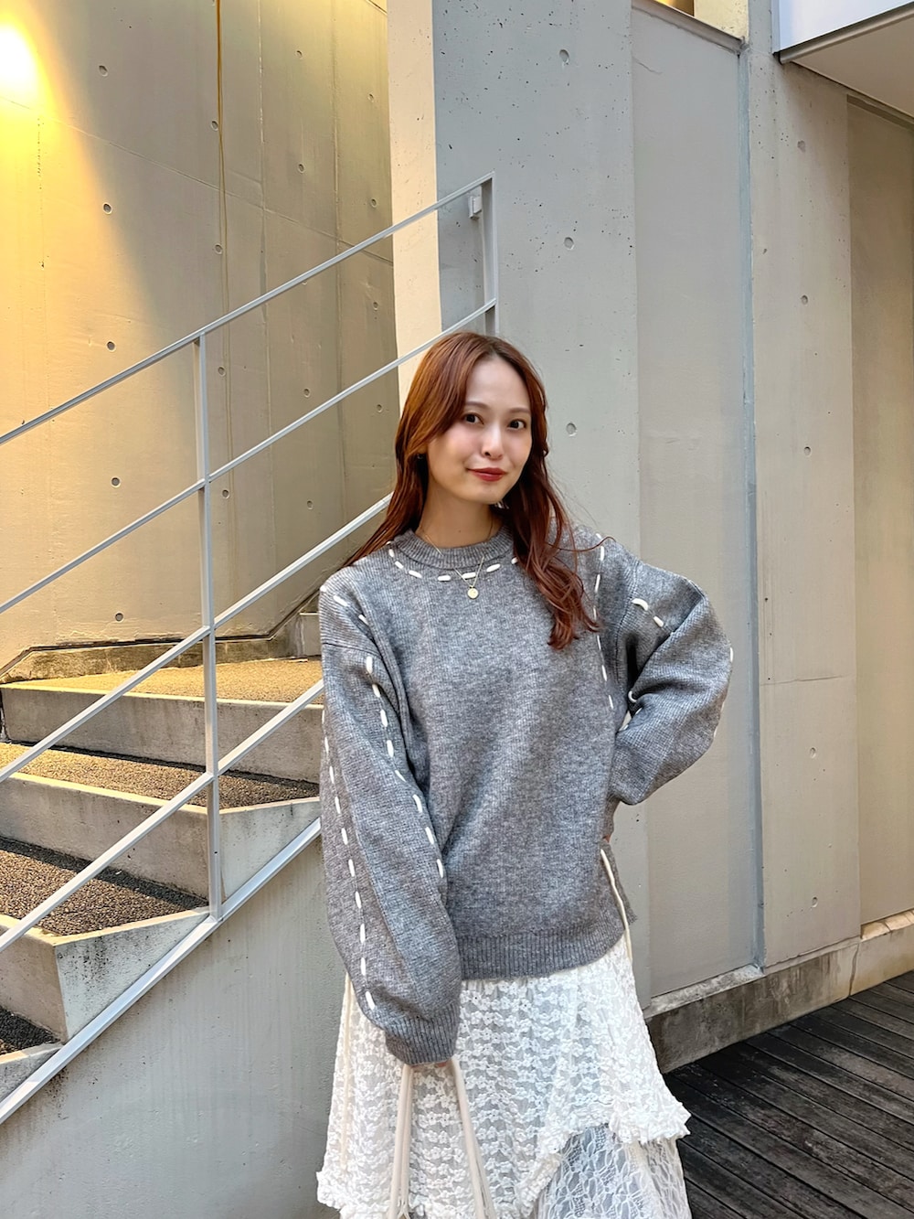 「お出かけコーデ、デートコーデ、スポーツミックス、秋コーデ、レイヤードスタイル、デニム、レーススカート、ブーツ、ニット」｜「TRUNC 88のStitch Design Knit（ニット/セーター、グレー系）」を使った、maiさん（レディース・162cm）の秋コーディネートの2枚目の写真