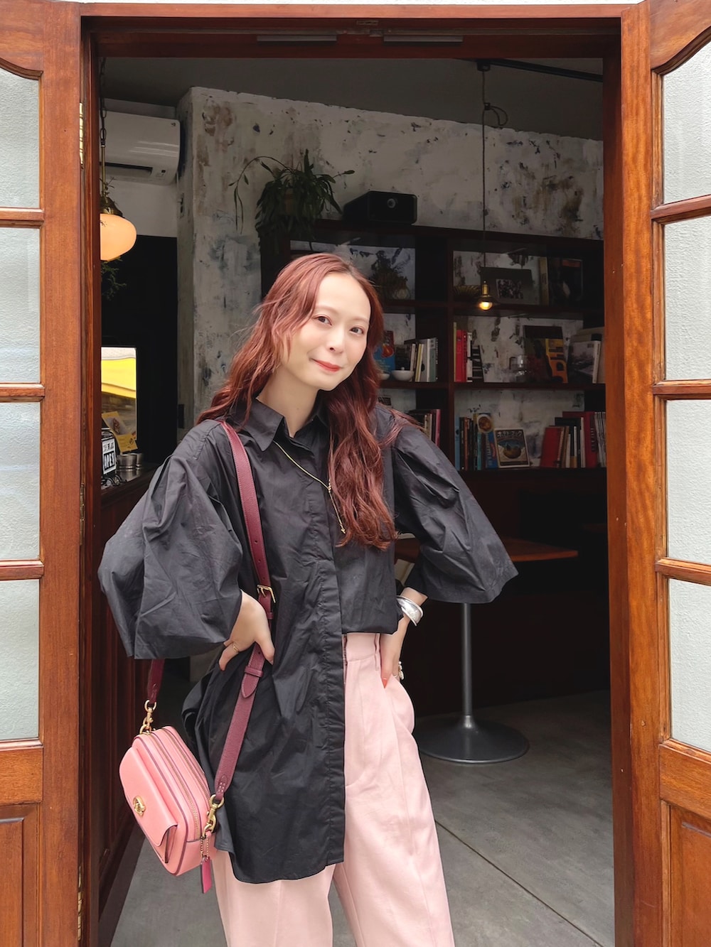 「このスタイルがお気に入り、今日のコスメと服、ミニバッグ、お出かけコーデ、きれいめカジュアル、夏コーデ、休日スタイル、モノトーン、ブラックコーデ、ピンクコーデ、ブラウス」|「CITENの<CITEN>ボリュームスリーブ シャツ(シャツ/ブラウス、ブラック系)」を使った、maiさん(レディース・162cm)の夏コーディネートの2枚目の写真
