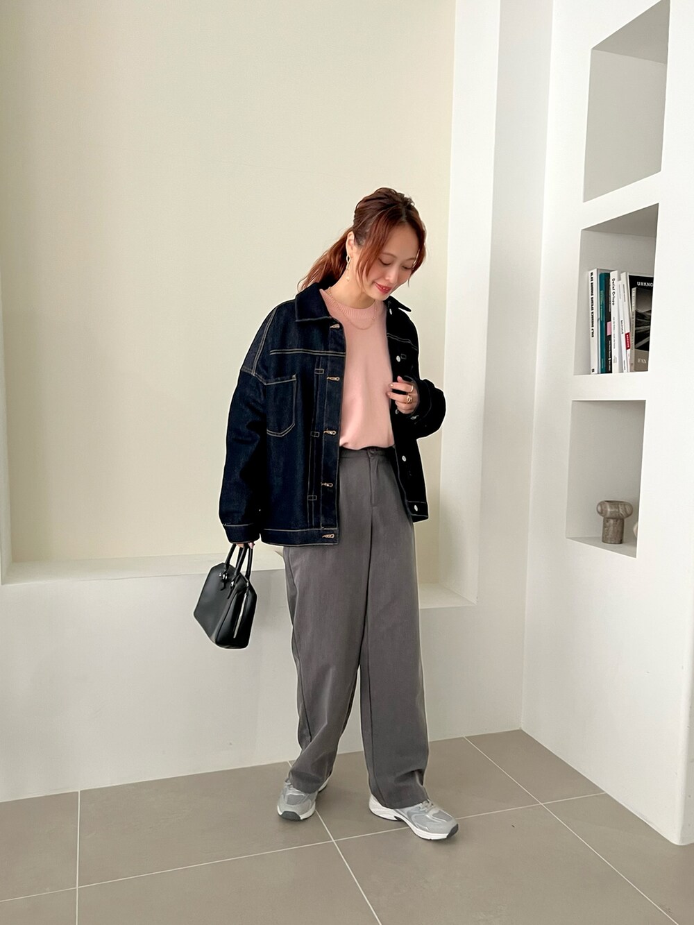 「今日のコスメと服、春色、休日スタイル、デニム、スニーカー、春アウター、スポーツミックス、春コーデ、ストリート、春服みてみて、カジュアル、カジュアルコーデ、Gジャン、春のおしゃ見えテクニック」|「UNIQLOのアイテム(ニット/セーター、ピンク系)」を使った、maiさん(レディース・162cm)の冬コーディネートの4枚目の写真