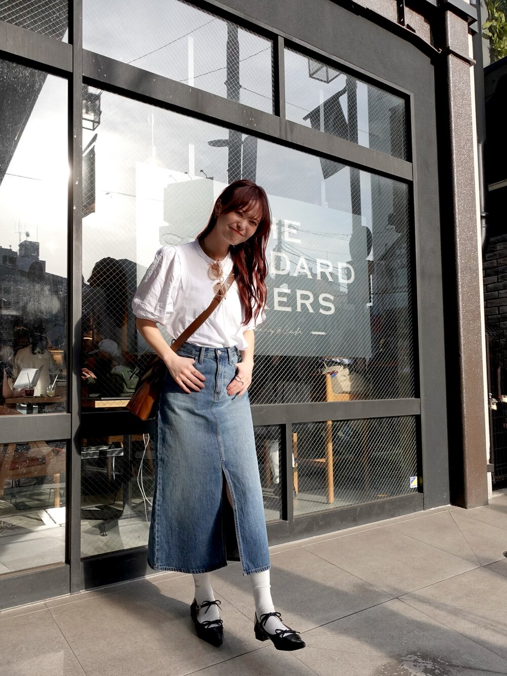 「淡色コーデ、プチプラ、デニム、きれいめカジュアル、春夏コーデ、ローファー、モノトーン、お出かけコーデ、デートコーデ、ブラウス、韓国ファッション、休日スタイル、デニムスカート、Ungrid、UNIQLO」｜「STANDOILのアイテム（バッグ、ブラウン系）」を使った、maiさん（レディース・162cm）の春コーディネートの3枚目の写真