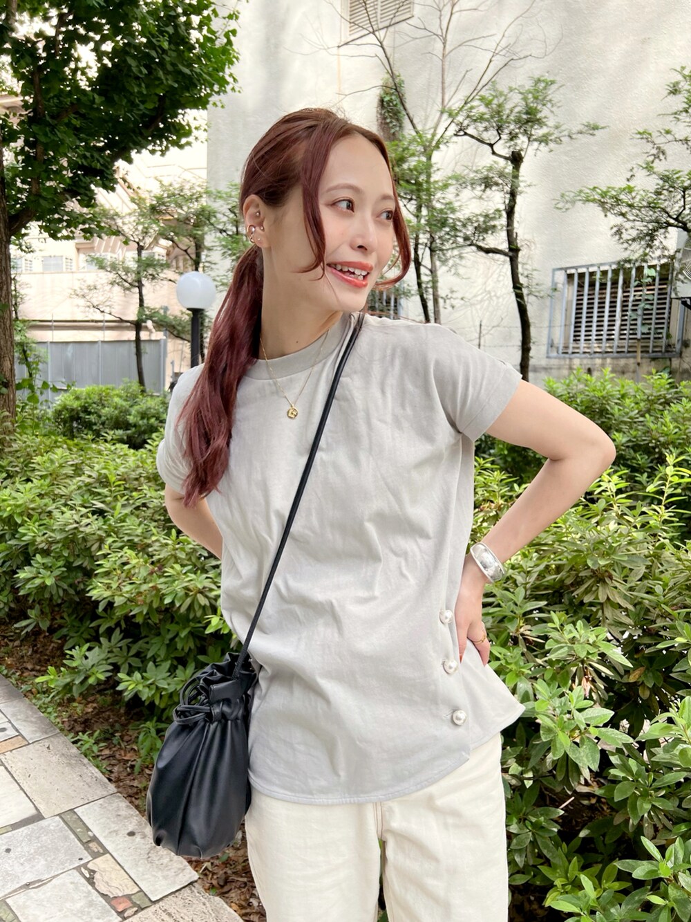 「休日スタイル、夏コーデ、夏だ!Tシャツ着よう!、ショルダーバッグ、淡色コーデ、韓国ファッション、お出かけコーデ、今日のコスメと服」|「feliceの【felice】真鍮バングル(バングル/リストバンド、シルバー系)」を使った、maiさん(レディース・162cm)の夏コーディネートの2枚目の写真