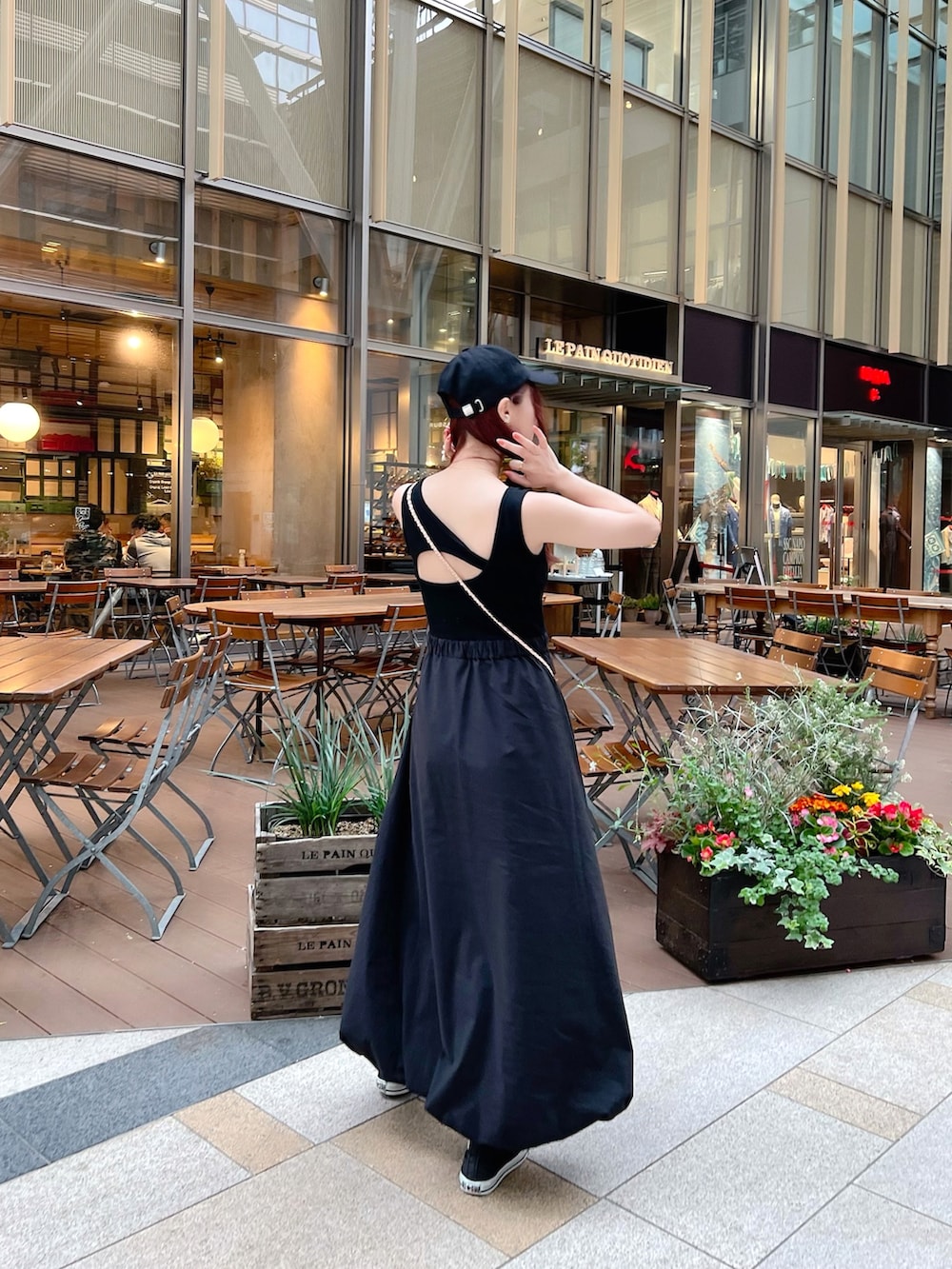「初夏コーデ、モノトーン、休日スタイル、韓国ファッション、シンプルコーデ、ミニバッグ、キャミワンピ、お出かけコーデ、キャップ、夏のコスメと服、このスタイルがお気に入り、雨の日コーデ、今日のコスメと服、アツいコーデ全部見せ」｜「DISCOATのキルティングミニミニショルダーバッグ（ショルダーバッグ、ピンク系）」を使った、maiさん（レディース・162cm）の夏コーディネートの2枚目の写真