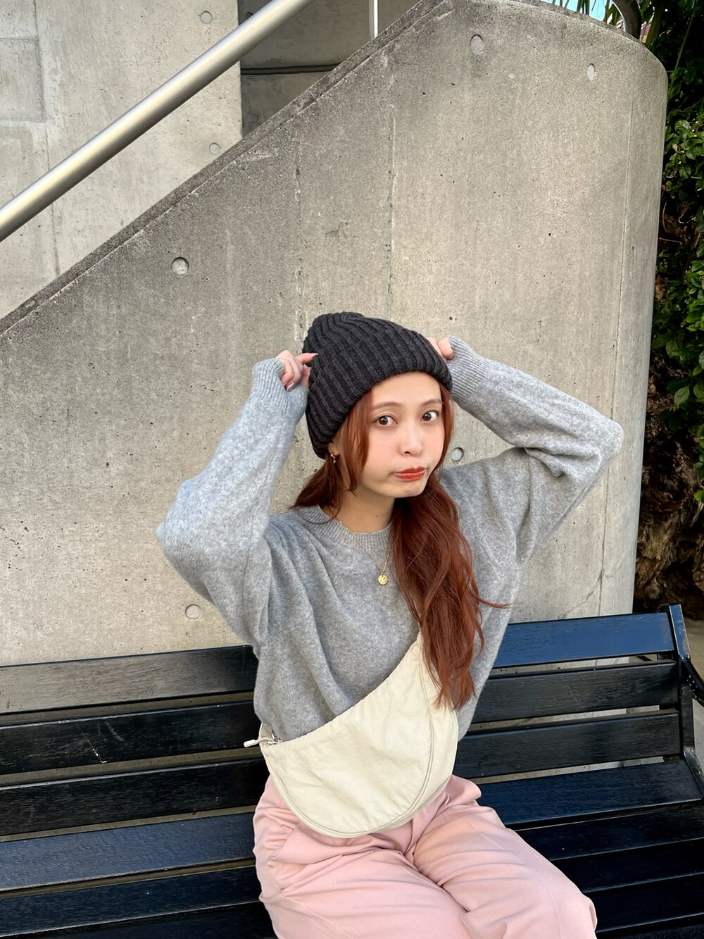 「新星WEARISTAにエントリー、淡色コーデ、ブーツ、韓国ファッション、休日スタイル、クリスマスに着たい服、ニット帽、マイベストコーデ2023、お出かけコーデ、きれいめカジュアル、UNIQLO、今日のコスメと服」|「WoMの2023 SS BIKYAKU PANTS(スラックス、ピンク系)」を使った、maiさん(レディース・162cm)の冬コーディネートの2枚目の写真