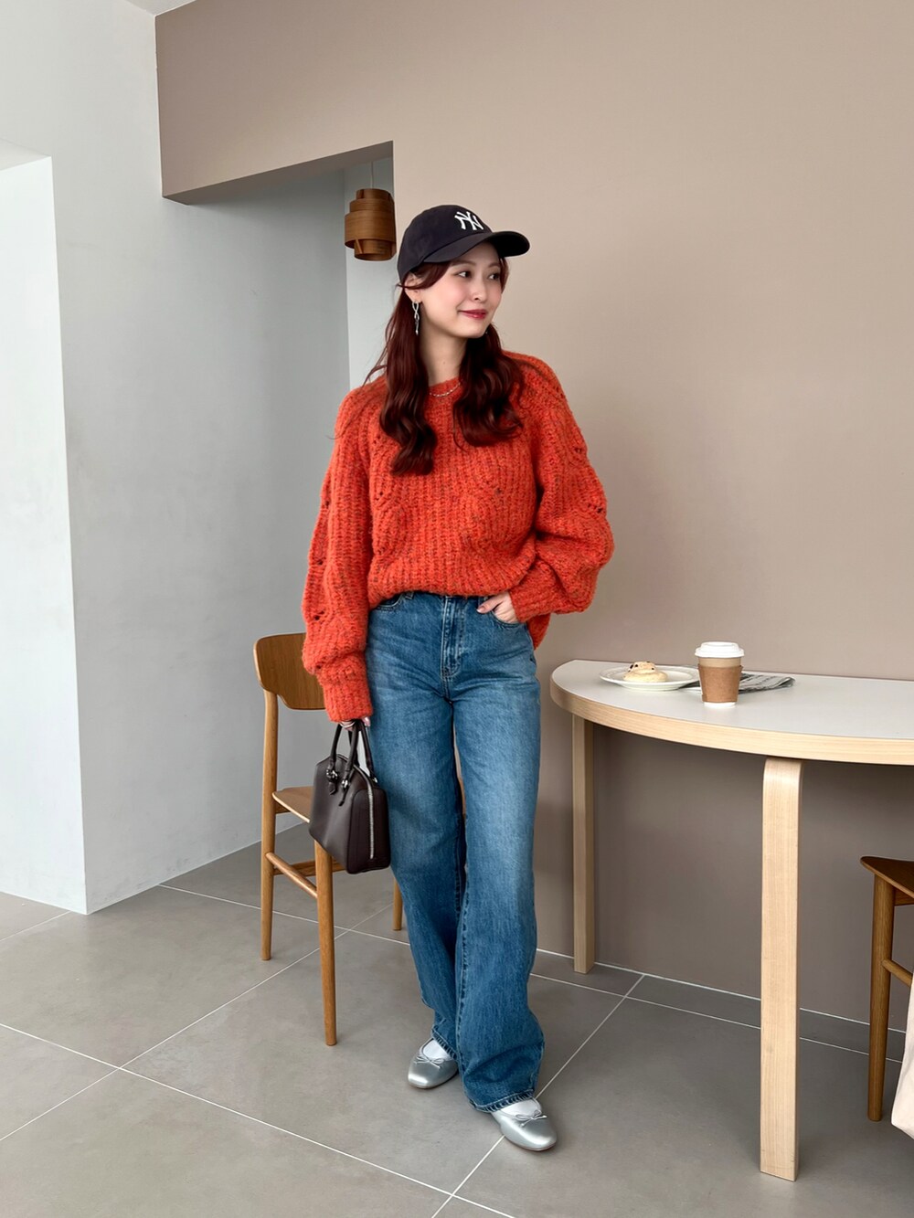 「春のおしゃ見えテクニック、ニット、デートコーデ、春コーデ、春服みてみて、お出かけコーデ、シンプルコーデ、デニム、カジュアルコーデ」｜「Ungridのカラーネップルーズニット（ニット/セーター、オレンジ系）」を使った、maiさん（レディース・162cm）の春コーディネートの4枚目の写真