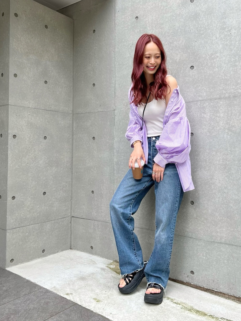 パープル系のシャツ/ブラウス、ブルー系のデニムパンツ、ブラック系のサンダルを着用したレディースの夏コーディネートの2枚目の写真