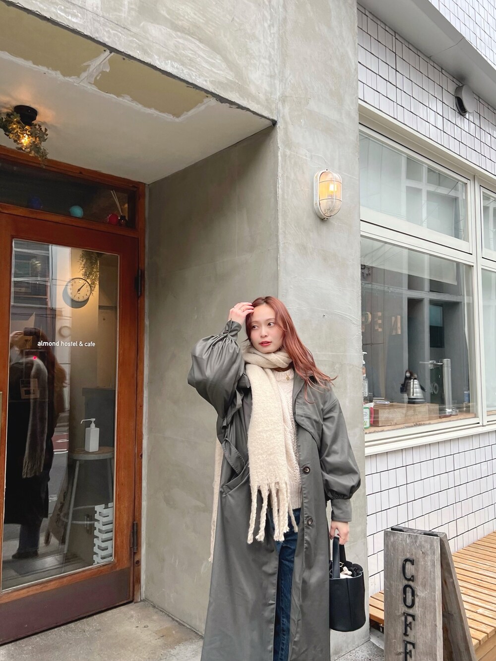 「ほめられ本命コーデ、きれいめカジュアル、ロングコート、ブーツ、春色、デニム、韓国ファッション、ジャケット、レイヤードスタイル、シンプルコーデ、ECRIRE、マフラー、トレンチコート、スクエアトゥ、春服デビュー宣言」｜「clearのアイテム（マフラー、ベージュ系）」を使った、maiさん（レディース・162cm）の冬コーディネートの2枚目の写真