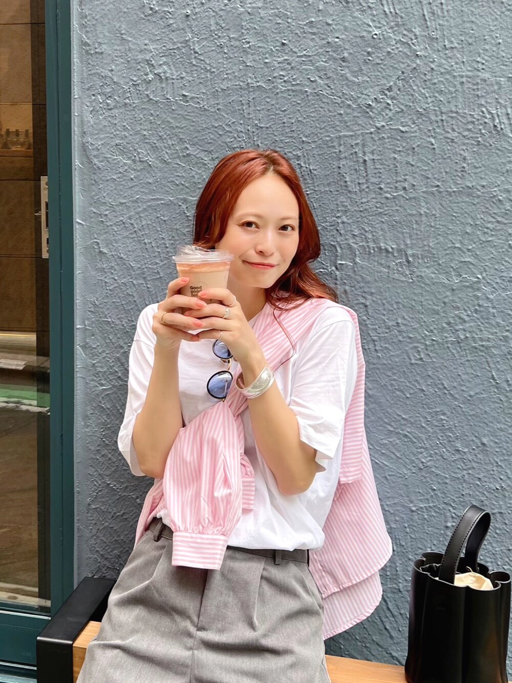 「シンプルコーデ、カジュアルコーデ、ミニバッグ、韓国ファッション、休日スタイル、きれいめカジュアル、プチプラ、シャツスタイル、おでかけコーデ」｜「SHEINのアイテム（パンツ、グレー系）」を使った、maiさん（レディース・162cm）の秋コーディネートの2枚目の写真