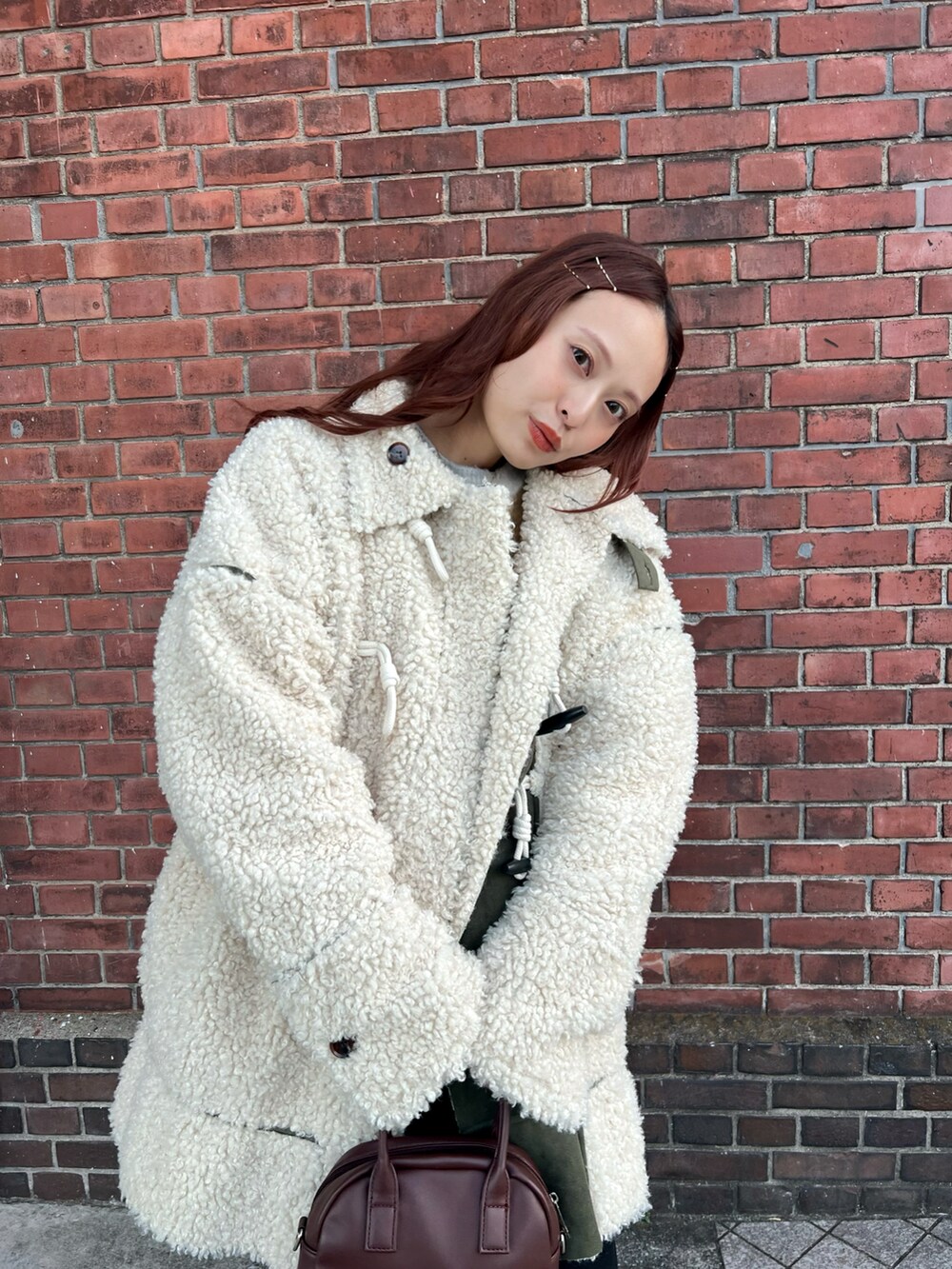 「新星WEARISTAにエントリー、今日のコスメと服、休日スタイル、ホワイトコーデ、クリスマスに着たい服、マイベストコーデ2023、お出かけコーデ、コート、マフラー、プチプラ、ストリート、淡色コーデ、ブーツ、冬を彩る色いろコーデ」|「BONLECILLの2way フェイクレザー コンパクトボストン ショルダーバッグ(ボストンバッグ、ブラウン系)」を使った、maiさん(レディース・162cm)の冬コーディネートの2枚目の写真