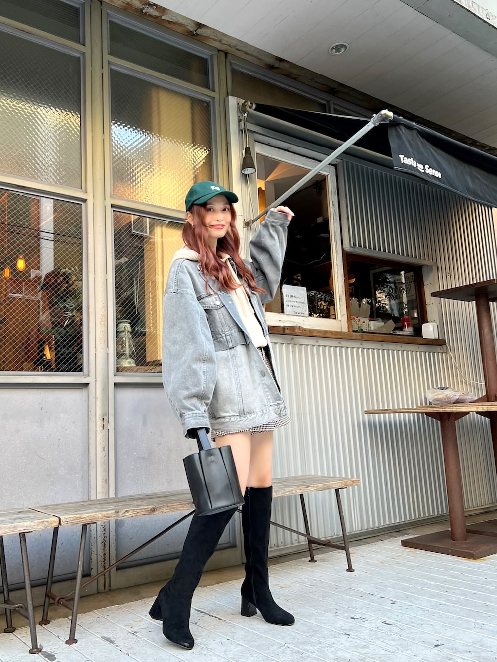 「休日スタイル、韓国ファッション、ショートパンツ、きれいめカジュアル、チェック、ニット、ビッグシルエット、ブーツ、デニム、レイヤードスタイル、キャップ、Ungrid、ロングブーツ、ほめられ本命コーデ、いまどきジャケット写真」｜「Ungridのキャンバスキャップ（キャップ、グリーン系）」を使った、maiさん（レディース・162cm）の冬コーディネートの3枚目の写真