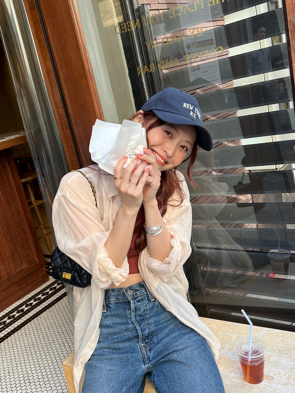 「このスタイルがお気に入り、休日スタイル、ショルダーバッグ、韓国ファッション、デニム、シンプルコーデ、ミニバッグ、シアーシャツ、お出かけコーデ、キャップ、コンバース、スニーカー、夏コーデ、今日のコスメと服、アツいコーデ全部見せ」|「apres jour mignonの【apresjour mignon×ARIAZ】ロゴキャップ(キャップ、ブルー系)」を使った、maiさん(レディース・162cm)の夏コーディネートの2枚目の写真