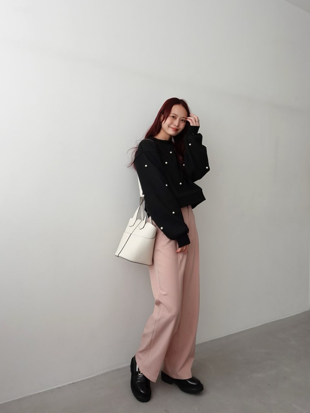 「春のおしゃ見えテクニック、カラーパンツ、春コーデ、シンプルコーデ、春服みてみて、デートコーデ、ローファー、プチプラ、パステルカラー、お出かけコーデ、ピンク、カジュアルコーデ、春のNewスタイル、ピンクコーデ」｜「ORiental TRaffic by yuriの【ZOZOTOWN限定】■23秋冬新作■晴雨兼用スムースローファー/31391（ローファー、ブラック系）」を使った、maiさん（レディース・162cm）の春コーディネートの3枚目の写真