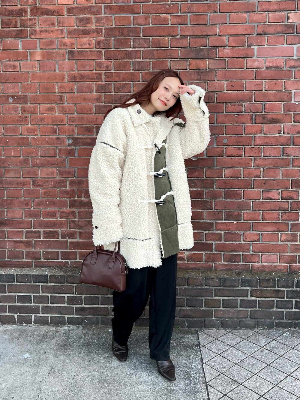「新星WEARISTAにエントリー、今日のコスメと服、休日スタイル、ホワイトコーデ、クリスマスに着たい服、マイベストコーデ2023、お出かけコーデ、コート、マフラー、プチプラ、ストリート、淡色コーデ、ブーツ、冬を彩る色いろコーデ」|「BONLECILLの2way フェイクレザー コンパクトボストン ショルダーバッグ(ボストンバッグ、ブラウン系)」を使った、maiさん(レディース・162cm)の冬コーディネートの3枚目の写真