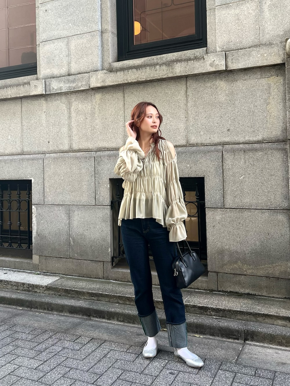 「今日のコスメと服、レイヤードスタイル、淡色コーデ、春色、休日スタイル、デニム、デートコーデ、春コーデ、プチプラ、春のおしゃ見えテクニック、カジュアルコーデ」｜「BONLECILLのカラーステッチロールアップハイウエストデニムパンツ（デニムパンツ、ブルー系）」を使った、maiさん（レディース・162cm）の冬コーディネートの3枚目の写真