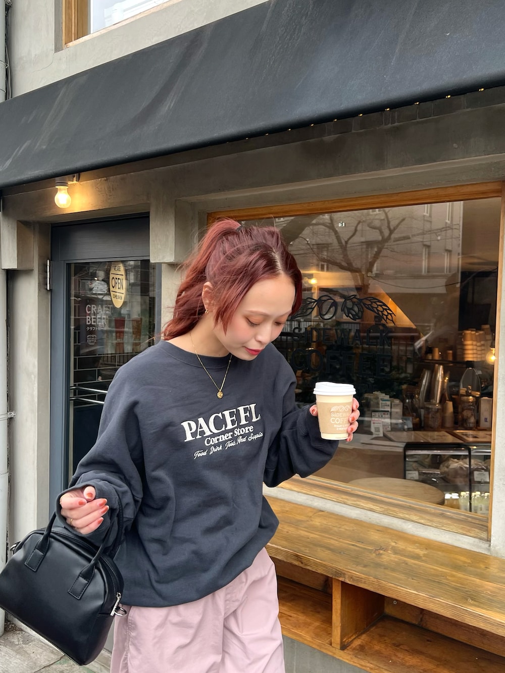 「お出かけコーデ、パラシュートパンツ、デートコーデ、プチプラ、シンプルコーデ、ブーツ、スウェット、サイドゴアブーツ、今日のコスメと服、ピンクコーデ」｜「Ungridの【WEB限定】刺繍ロゴルーズスウェット（スウェット、グレー系）」を使った、maiさん（レディース・162cm）の冬コーディネートの2枚目の写真