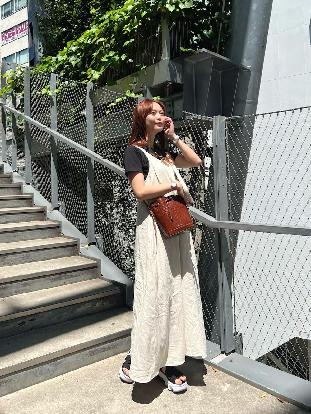 「きれいめカジュアル、モノトーン、デートコーデ、ワンピース、レイヤードスタイル、夏コーデ、サングラス、サンダル、韓国ファッション」｜「Ungridのリネン混ショルダーデザインキャミワンピース（ワンピース、ホワイト系）」を使った、maiさん（レディース・162cm）の夏コーディネートの4枚目の写真