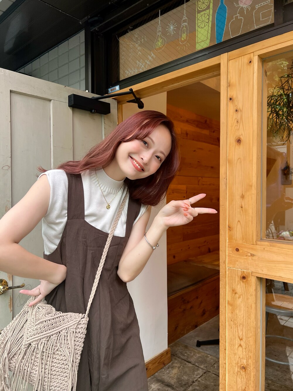 「このスタイルがお気に入り、今日のコスメと服、キャミワンピ、お出かけコーデ、きれいめカジュアル、ショルダーバッグ、モノトーン、夏コーデ、休日スタイル、プチプラ、かごバッグ、サロペット、アツいコーデ全部見せ」｜「MURUAのデザインリブタンク（ニット/セーター、ホワイト系）」を使った、maiさん（レディース・162cm）の夏コーディネートの2枚目の写真