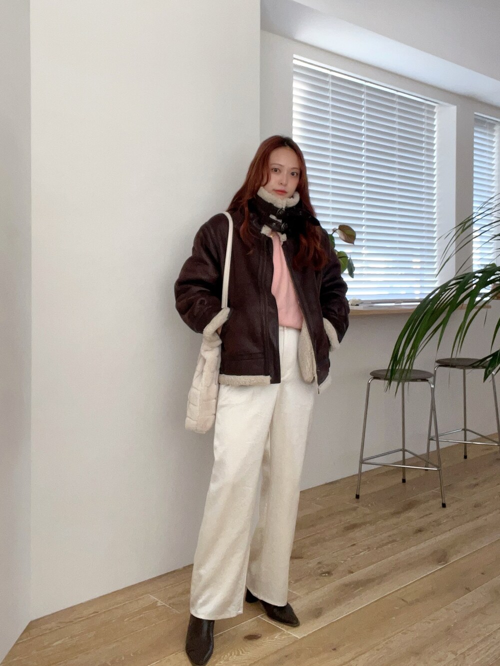 「新星WEARISTAにエントリー、今日のコスメと服、休日スタイル、ホワイトコーデ、クリスマスに着たい服、マイベストコーデ2023、お出かけコーデ、きれいめカジュアル、淡色コーデ、ブーツ、冬コーデ、冬を彩る色いろコーデ」｜「#newansのアイテム（パンツ、ホワイト系）」を使った、maiさん（レディース・162cm）の冬コーディネートの3枚目の写真