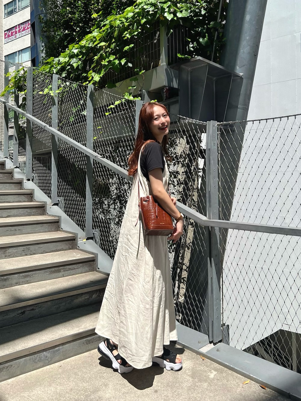 「きれいめカジュアル、モノトーン、デートコーデ、ワンピース、レイヤードスタイル、夏コーデ、サングラス、サンダル、韓国ファッション」｜「Ungridのリネン混ショルダーデザインキャミワンピース（ワンピース、ホワイト系）」を使った、maiさん（レディース・162cm）の夏コーディネートの3枚目の写真