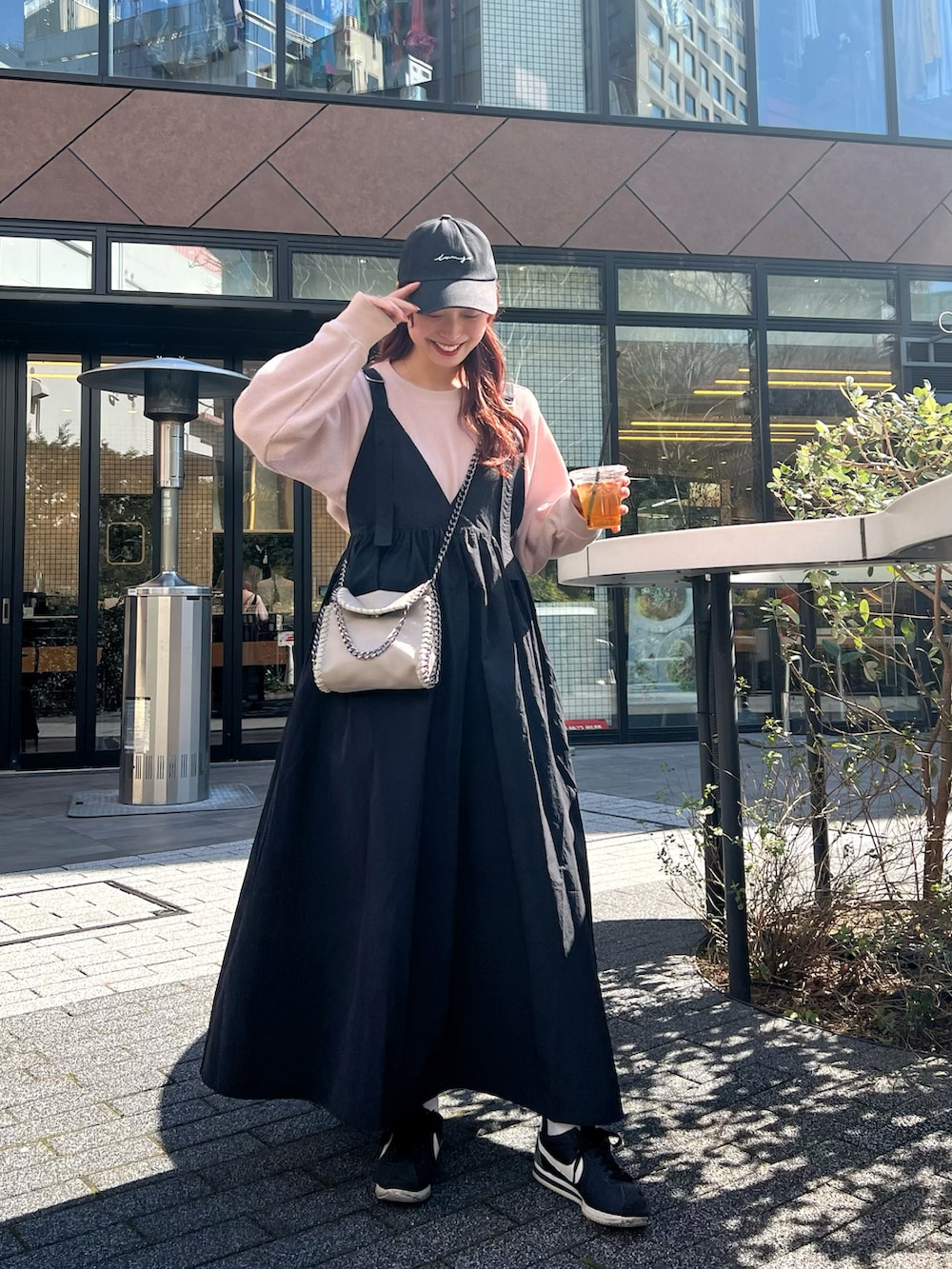 「春のおしゃ見えテクニック、春服みてみて、キャミワンピ、パステルカラー、レイヤードスタイル、お出かけコーデ、ピンク、シンプルコーデ、大人カジュアル、春色、今日のコーデ、コルテッツ、Ungrid、春のNewスタイル」｜「NIKEのNIKE ナイキ CLASSIC CORTEZ NYLON クラシック コルテッツ ナイロン 807472-011 16SP 011BK/WHT（スニーカー、ブラック系）」を使った、maiさん（レディース・162cm）の春コーディネートの4枚目の写真