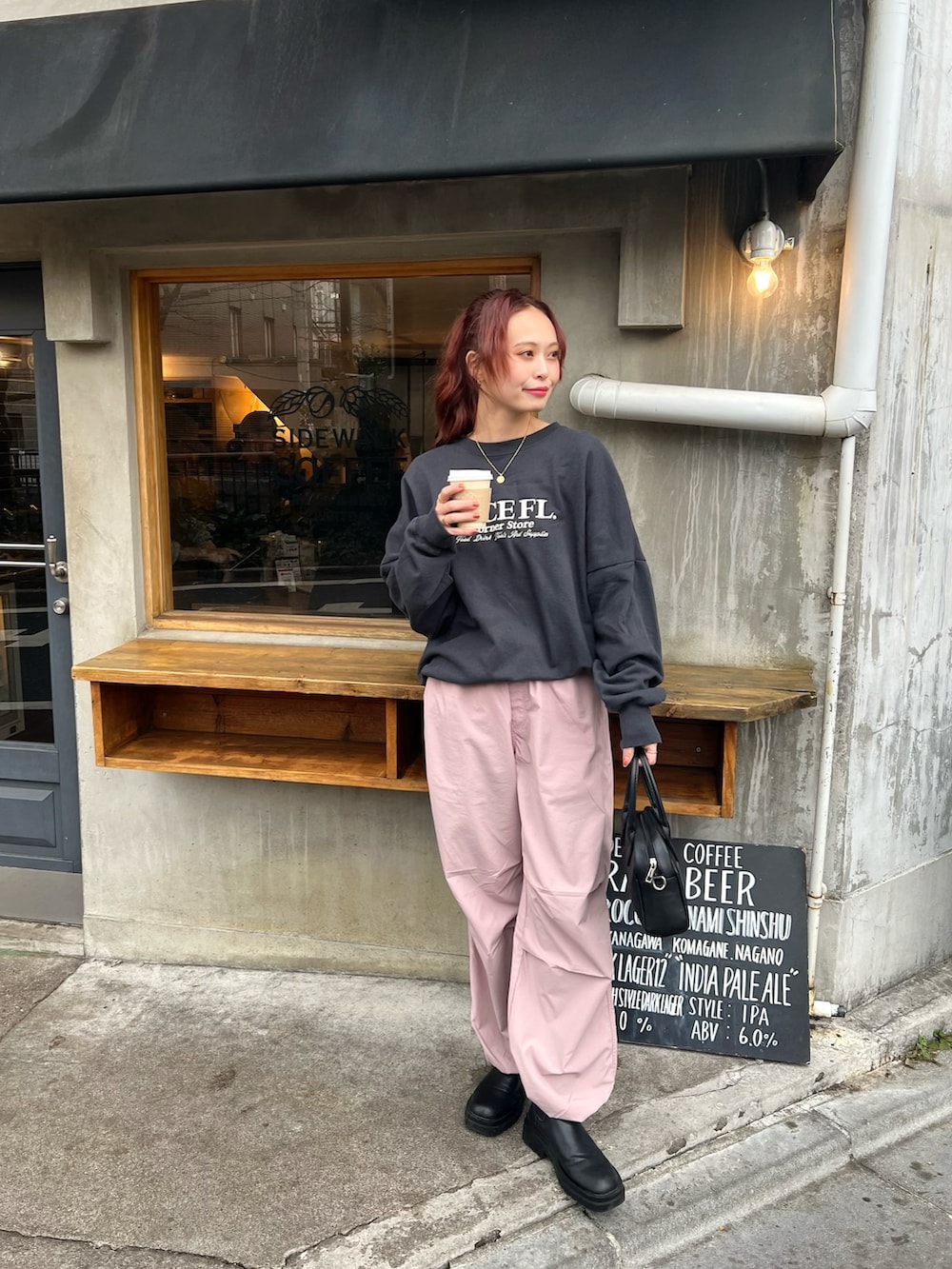「お出かけコーデ、パラシュートパンツ、デートコーデ、プチプラ、シンプルコーデ、ブーツ、スウェット、サイドゴアブーツ、今日のコスメと服、ピンクコーデ」｜「Ungridの【WEB限定】刺繍ロゴルーズスウェット（スウェット、グレー系）」を使った、maiさん（レディース・162cm）の冬コーディネートの4枚目の写真