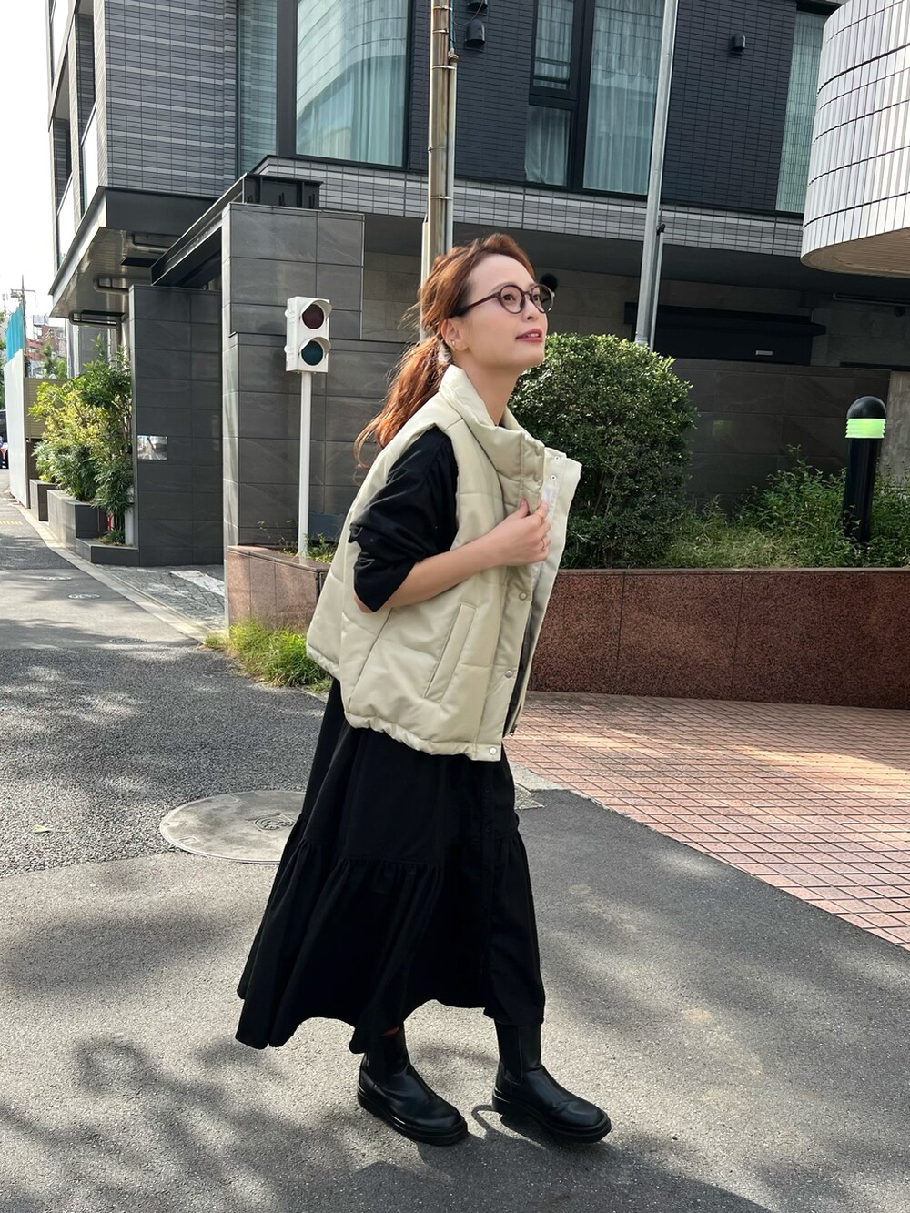 「秋服まるっと大公開、お出かけコーデ、シンプルコーデ、ワンピース、メガネ女子、休日スタイル、きれいめカジュアル、レザーベスト、ベスト、ブラックコーデ、モノトーン、重ね着ベストシーズン」|「ECRIREの【yurieコラボ】ウールライクロングカフスシャツワンピース(ワンピース、ブラック系)」を使った、maiさん(レディース・162cm)の秋コーディネートの2枚目の写真