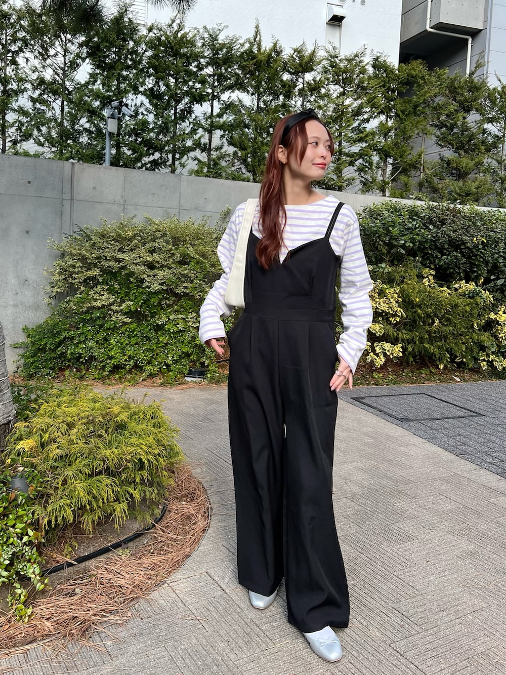 「今日のコスメと服、レイヤードスタイル、淡色コーデ、春色、休日スタイル、デートコーデ、ボーダー、ボーダートップス、春コーデ、サロペット、バレエシューズ、春のおしゃ見えテクニック、カジュアルコーデ」｜「DISCOATのバスクボーダーロングスリーブ（Tシャツ/カットソー、パープル系）」を使った、maiさん（レディース・162cm）の冬コーディネートの3枚目の写真