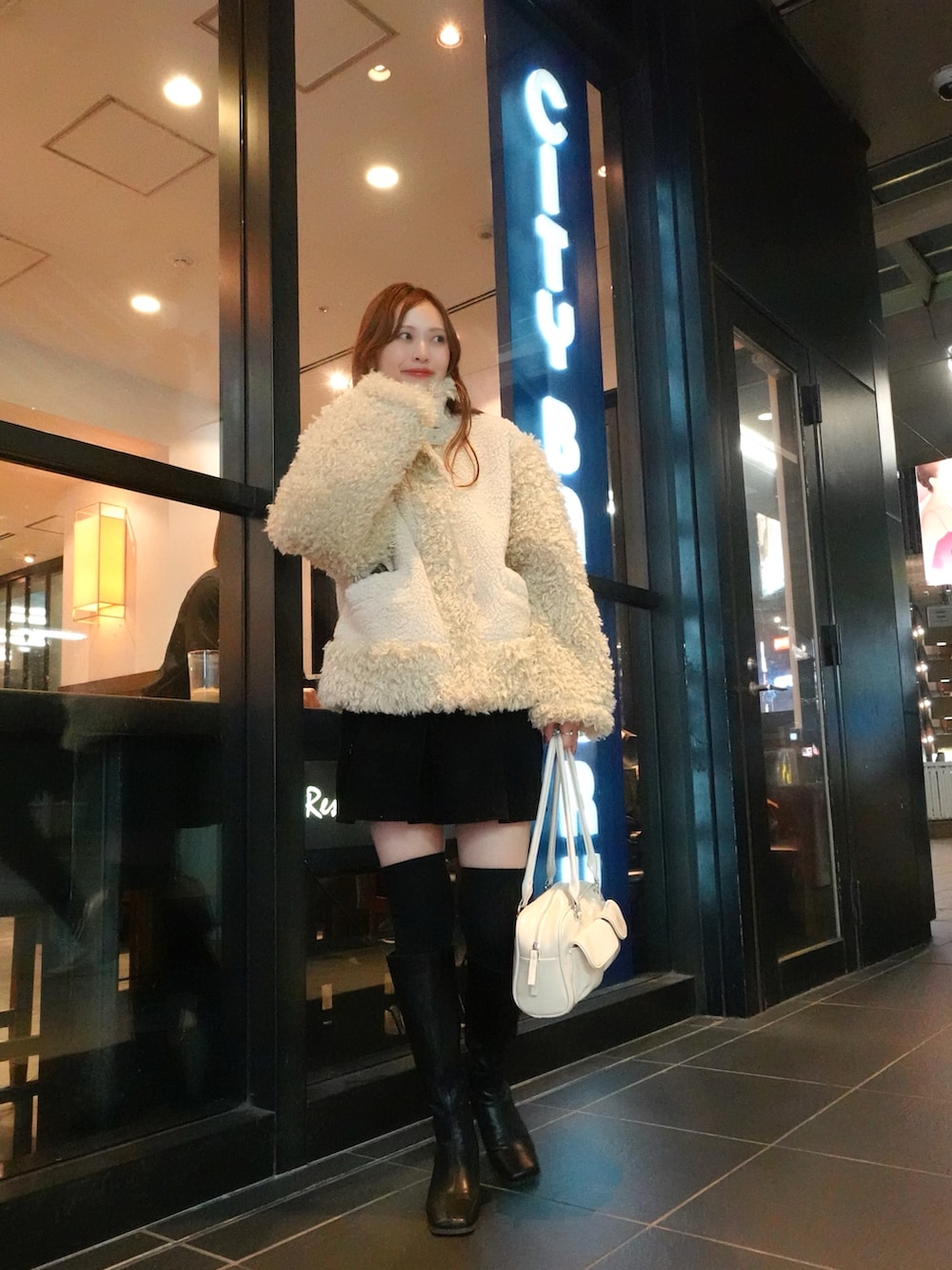 「真冬のあったかスタイル、ボアジャケット、タートルネック、デートコーデ、お出かけコーデ、冬コーデ、きれいめカジュアル、ニット、ミニスカート、モノトーン、モノトーンコーデ」｜「Ungridのボアコンビムートンブルゾン（ムートンコート、ホワイト系）」を使った、maiさん（レディース・162cm）の冬コーディネートの3枚目の写真