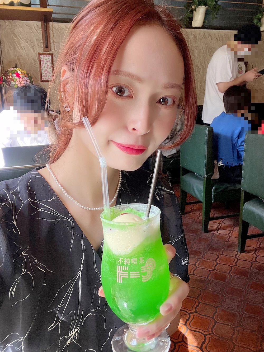 ブラック系のワンピース、ブラック系のパンプス、レッド系の口紅/リップティント/グロスを着用したレディースの春コーディネートの3枚目の写真