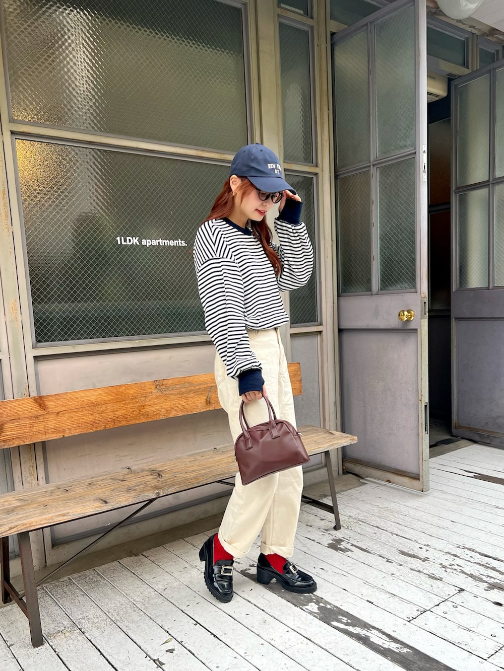 「今日のコスメと服、淡色コーデ、春色、休日スタイル、デニム、キャップ、メガネ女子、デートコーデ、ボーダー、春コーデ、赤ソックス、春服みてみて、春のおしゃ見えテクニック、カジュアルコーデ、春のNewスタイル」|「apres jour mignonの【apresjour mignon×ARIAZ】ロゴキャップ(キャップ、ブルー系)」を使った、maiさん(レディース・162cm)の冬コーディネートの3枚目の写真