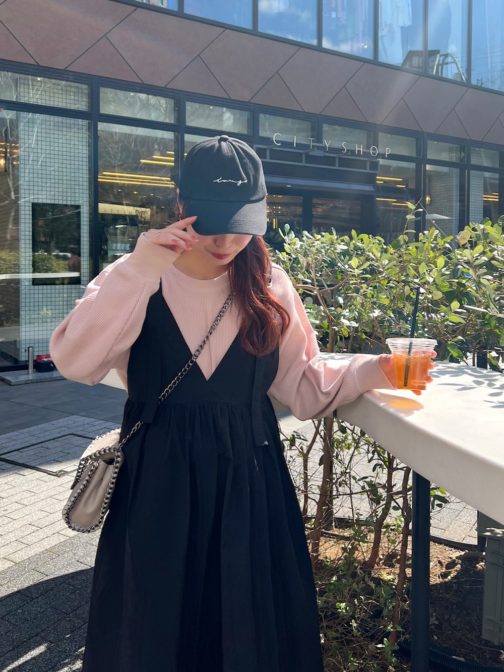 「春のおしゃ見えテクニック、春服みてみて、キャミワンピ、パステルカラー、レイヤードスタイル、お出かけコーデ、ピンク、シンプルコーデ、大人カジュアル、春色、今日のコーデ、コルテッツ、Ungrid、春のNewスタイル」｜「NIKEのNIKE ナイキ CLASSIC CORTEZ NYLON クラシック コルテッツ ナイロン 807472-011 16SP 011BK/WHT（スニーカー、ブラック系）」を使った、maiさん（レディース・162cm）の春コーディネートの2枚目の写真