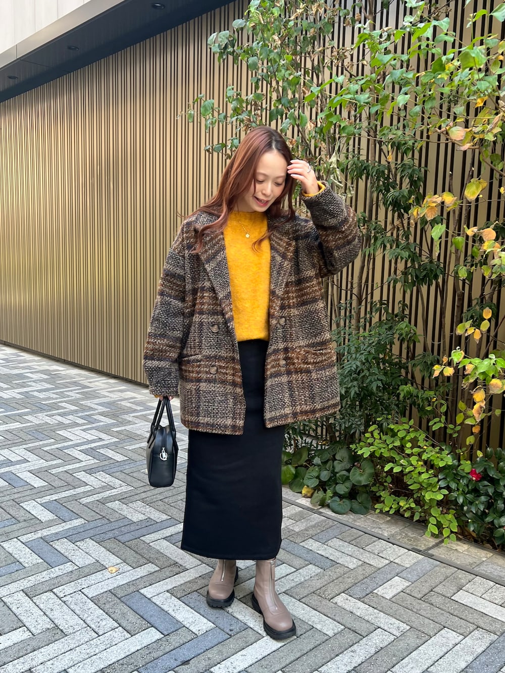 「新星WEARISTAにエントリー、今日のコスメと服、クリスマスに着たい服、マイベストコーデ2023、お出かけコーデ、コート、プチプラ、きれいめカジュアル、ロングスカート、ブーツ、冬コーデ、冬を彩る色いろコーデ」|「moment+のクルーネックMIX起毛ニットプルオーバー(ニット/セーター、イエロー系)」を使った、maiさん(レディース・162cm)の冬コーディネートの3枚目の写真